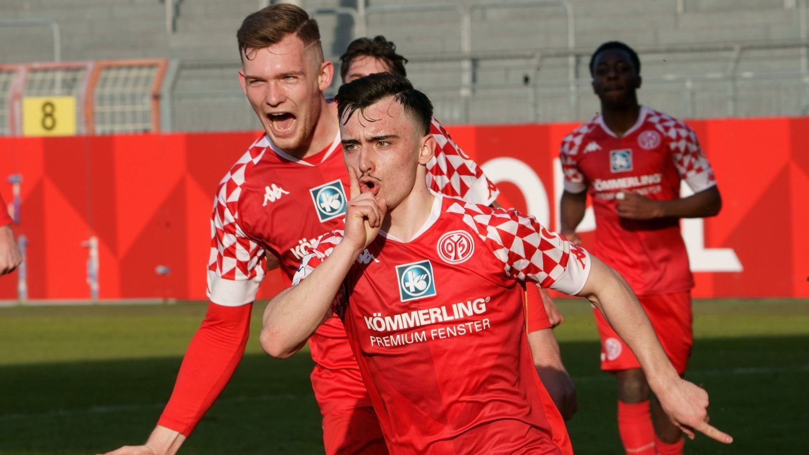 
                <strong>1. FSV Mainz 05</strong><br>
                Diese Verträge laufen am längsten: Luca Kilian (li.), Paul Nebel (re.) und Marlon Mustapha (alle bis Ende Juni 2024)
              