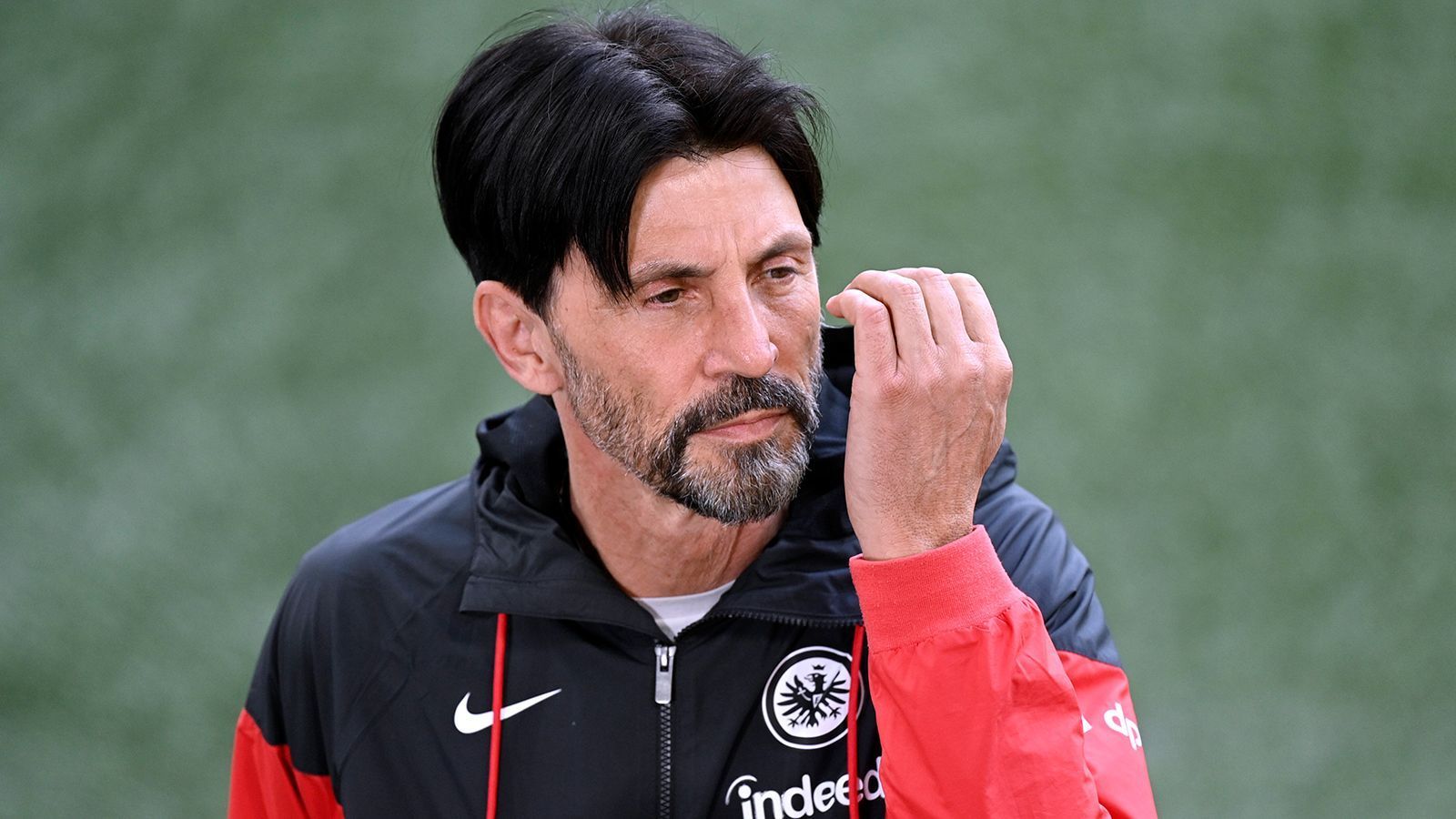 
                <strong>Auch Sportdirektor Hübner verlässt den Klub</strong><br>
                Doch das ist ja nicht alles: Bruno Hübner war der Erste, der seinen Abschied im Sommer bekanntgab. Nach zehn Jahren als Sportdirektor verlässt er die Eintracht und will ab dann kürzer treten. Der 60-Jährige schließt sich im Vergleich zu seinen Kollegen also wohl keinem Ligakonkurrenten an. Dennoch geht den Frankfurtern mit ihm einer der größten Erfolgsgaranten der jüngeren Vereinshistorie verloren. Chefscout Ben Manga übernimmt Hübners Rolle mit der neugeschaffenen Position Direktor Profi-Fußball mit.
              