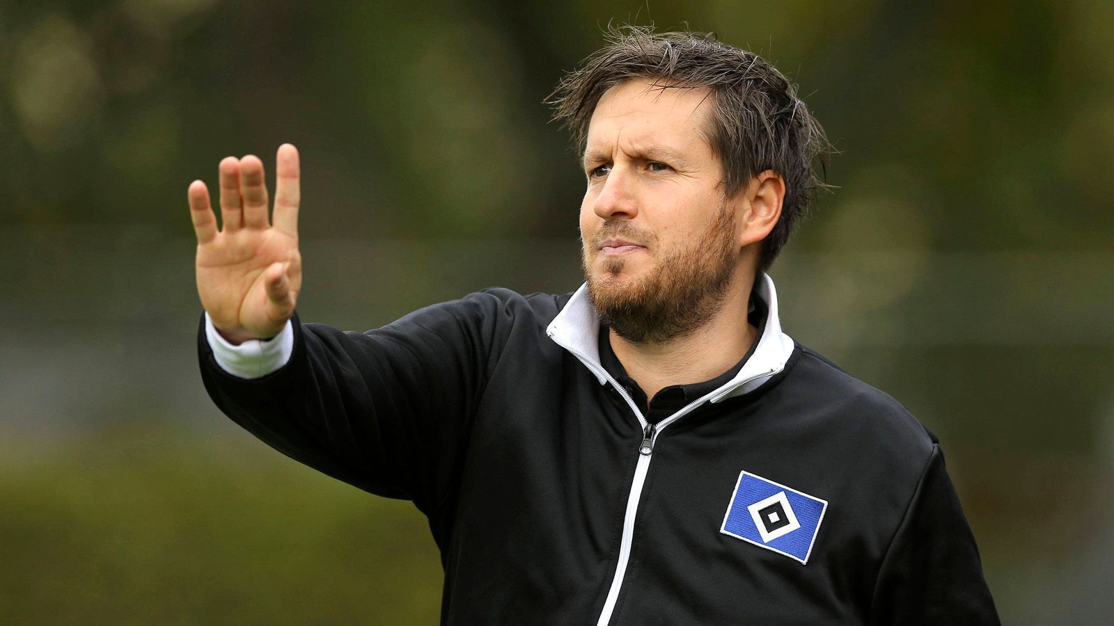 
                <strong>HSV-Trainerkandidaten: Hannes Drews </strong><br>
                Unwahrscheinlich, aber nicht unmöglich: In Hannes Drews hat der HSV bereits einen Trainer mit Zweitliga-Erfahrung unter Vertrag. Drews übernahm vor einem Jahr die 2. Mannschaft des Hamburger SV. Sein Arbeitsverhältnis läuft noch ein Jahr. In der Saison 2017 / 2018 trainierte der 38-Jährige den FC Erzgebirge Aue und schaffte über die Relegation den Klassenerhalt. Mit HSV II landete er in dieser Saison allerdings nur auf dem 14. Platz der Regionalliga Nord. Somit empfiehlt er sich nicht zwingend für eine Beförderung.  
              