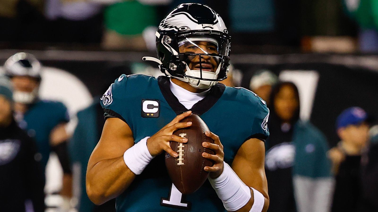 
                <strong>Philadelphia Eagles</strong><br>
                Aufstieg: Die Erfolgsstory der Eagles ist natürlich auch die Geschichte von Jalen Hurts, dem man in dieser Saison zuschauen konnte, wie er als zuvor viel kritisierter Spielmacher zu einem MVP-Kandidaten gereift ist. Die x-te Underdog-Nummer? Ja, so kann man den Aufstieg durchaus bezeichnen, und neu ist das nicht. Dafür aber immer wieder faszinierend – vor allem dann, wenn er sich am Ende mit der Vince-Lombardi-Trophy belohnt.
              