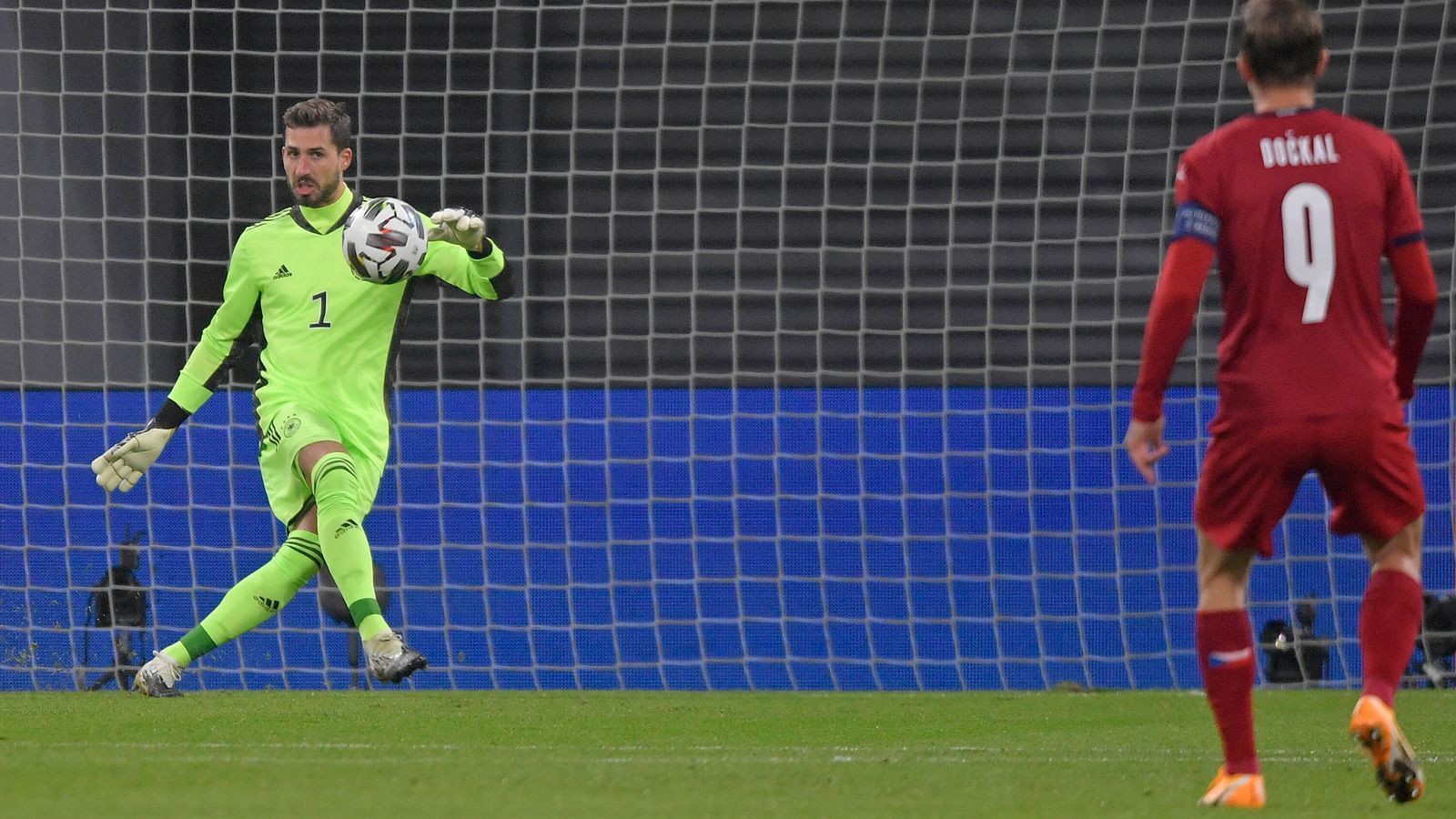 
                <strong>Kevin Trapp</strong><br>
                Bekam ein paar Bälle aufs Tor, aber lange keine Gelegenheit, sich auszuzeichnen. Hielt kurz vor Schluss mit einer guten Parade den Sieg fest. ran-Note: 3
              