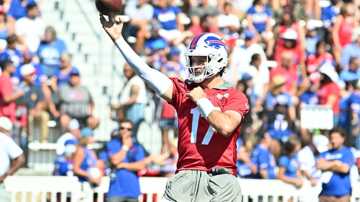 NFL, American Football Herren, USA Buffalo Bills Training Camp Jul 23, 2025; Rochester, NY, USA; Buffalo Bills quarterback Josh Allen (17) throws a pass during training camp at St. John Fisher Univ...