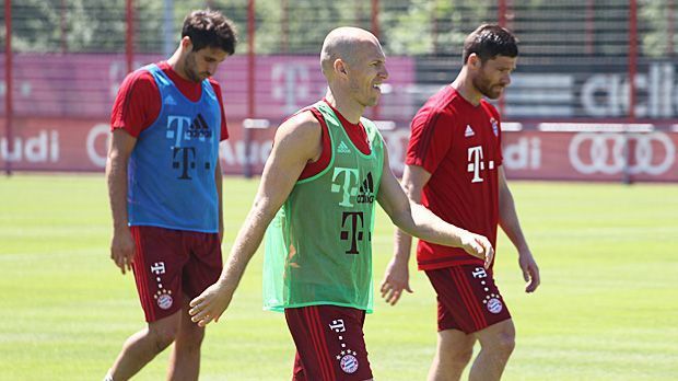 
                <strong>FC Bayern</strong><br>
                Auftakt bei tropischen Temperaturen: Arjen Robben (M.), Xabi Alonso (r.) und Javi Martinez müssen schwitzen
              