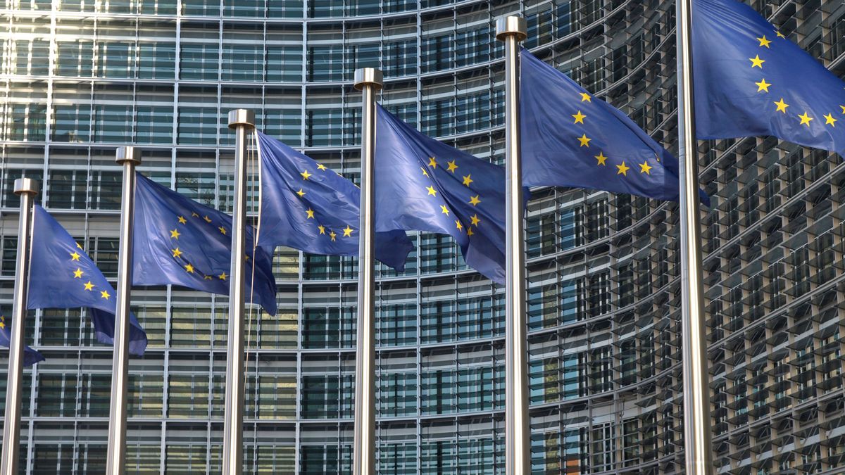 Europafahnen vor der EU-Kommission Brüssel