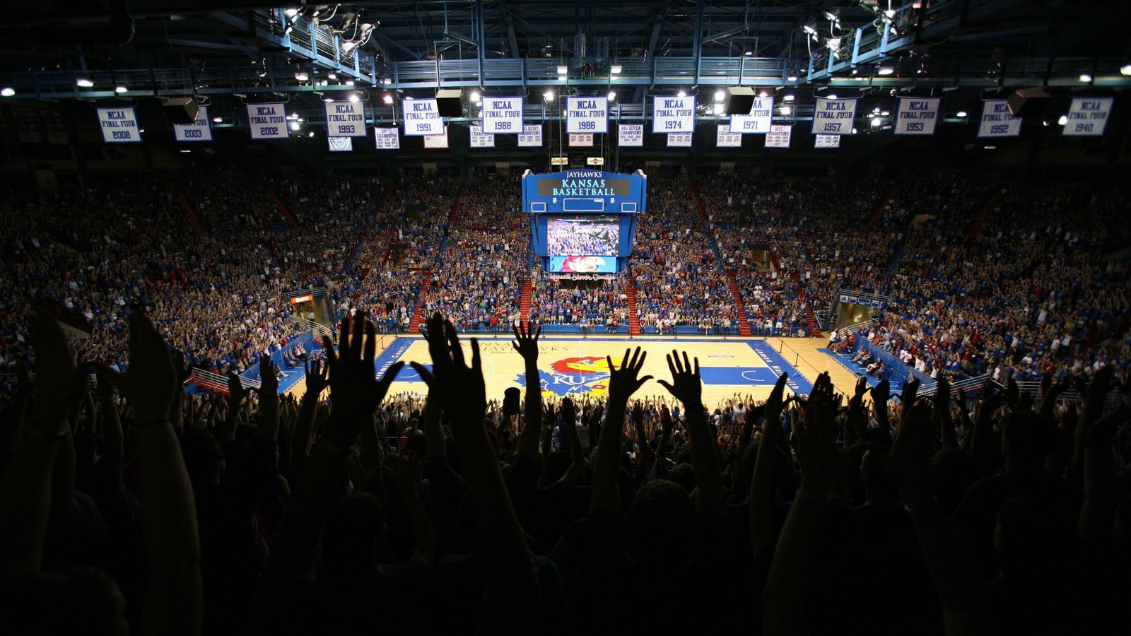 
                <strong>6. Platz: Allen Fieldhouse, University of Kansas</strong><br>
                Heimstätte der Kansas Jayhawks (NCAA-Basketball)Höchstgemessene Lautstärke: 130.4 dB
              