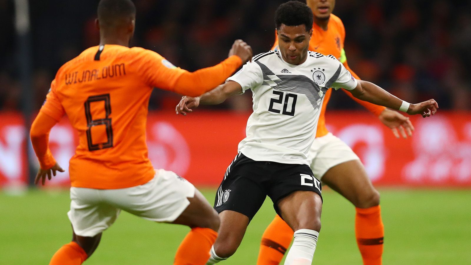 
                <strong>Serge Gnabry </strong><br>
                Neben Sane kann auch Serge Gnabry seine starke Form vom Verein in die DFB-Elf übertragen und ist neben dem City-Star das zweite große belebende Element in der Offensive. Musste der 23-Jährige gegen die Serben noch erkältet pausieren, so legt der Bayern-Spieler seine ganze Energie in das Aufeinandertreffen mit den Niederlanden. Sein Treffer zum zwischenzeitlichen 2:0 aus gut 20 Metern in den Winkel ist schlichtweg ein Traumtor.
              