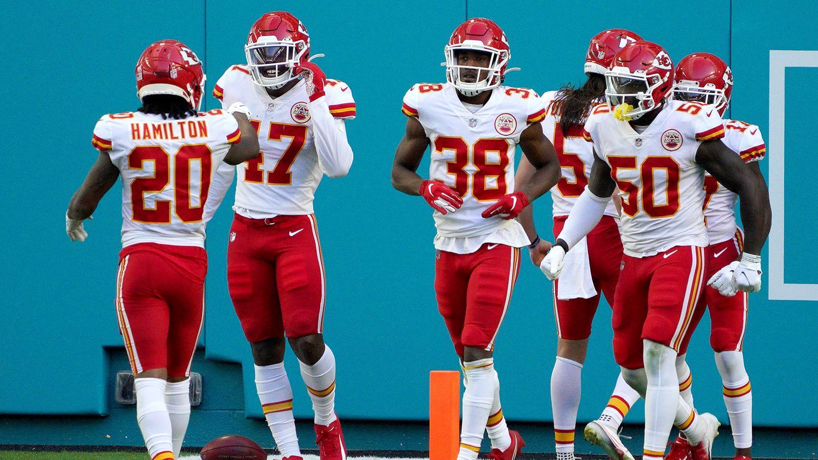 
                <strong>AFC Divisional Round: #1 Chiefs</strong><br>
                Der Top Seed in der AFC war den Kansas City Chiefs schon sicher. Daher schonte Head Coach Andy Reid beim Spiel gegen die Los Angeles Chargers seine Starter und gab ihnen somit bis zum ersten Playoff-Spiel zwei Wochen Pause. Die Chiefs unterlagen den Chargers mit 21:38, doch die erst zweite Saisonniederlage wird der Titelverteidiger verkraften können.
              