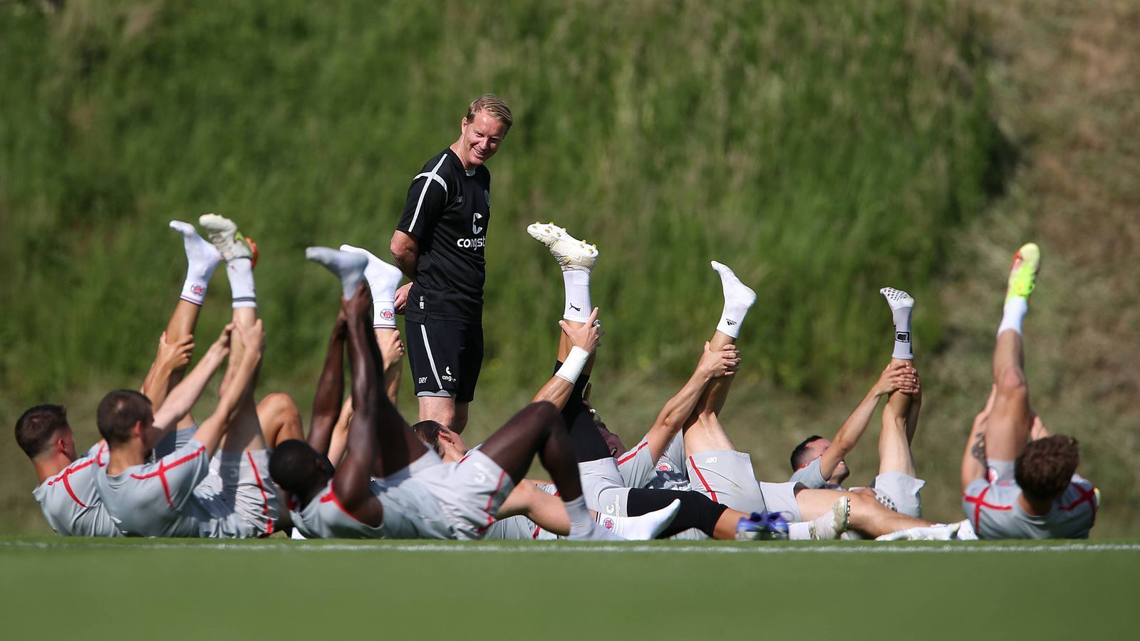 
                <strong>FC St. Pauli</strong><br>
                Nach der Hinrunde führte der FC St. Pauli die Tabelle an und hatte sieben Punkte Vorsprung auf den Relegationsplatz. Eine schwache Rückrunde (Platz 13) ließ den Aufstiegs-Traum platzen. In Guido Burgstaller (Rapid Wien) und Daniel-Kofi Kyereh (Freiburg) haben die beiden besten Torschützen der vergangenen Saison den Verein verlassen. Neuzugang Johannes Eggestein soll die Lücke mit schließen, erlebte allerdings eine misslungene Saison beim Royal Antwerpen FC. Trainer Timo Schultz genießt im Verein viel Vertrauen und würde auch bei einer Krise nicht zur Diskussion stehen. Diese könnte es aufgrund der schwerwiegenden Abgänge durchaus geben. ran-Prognose: Platz 10    
              