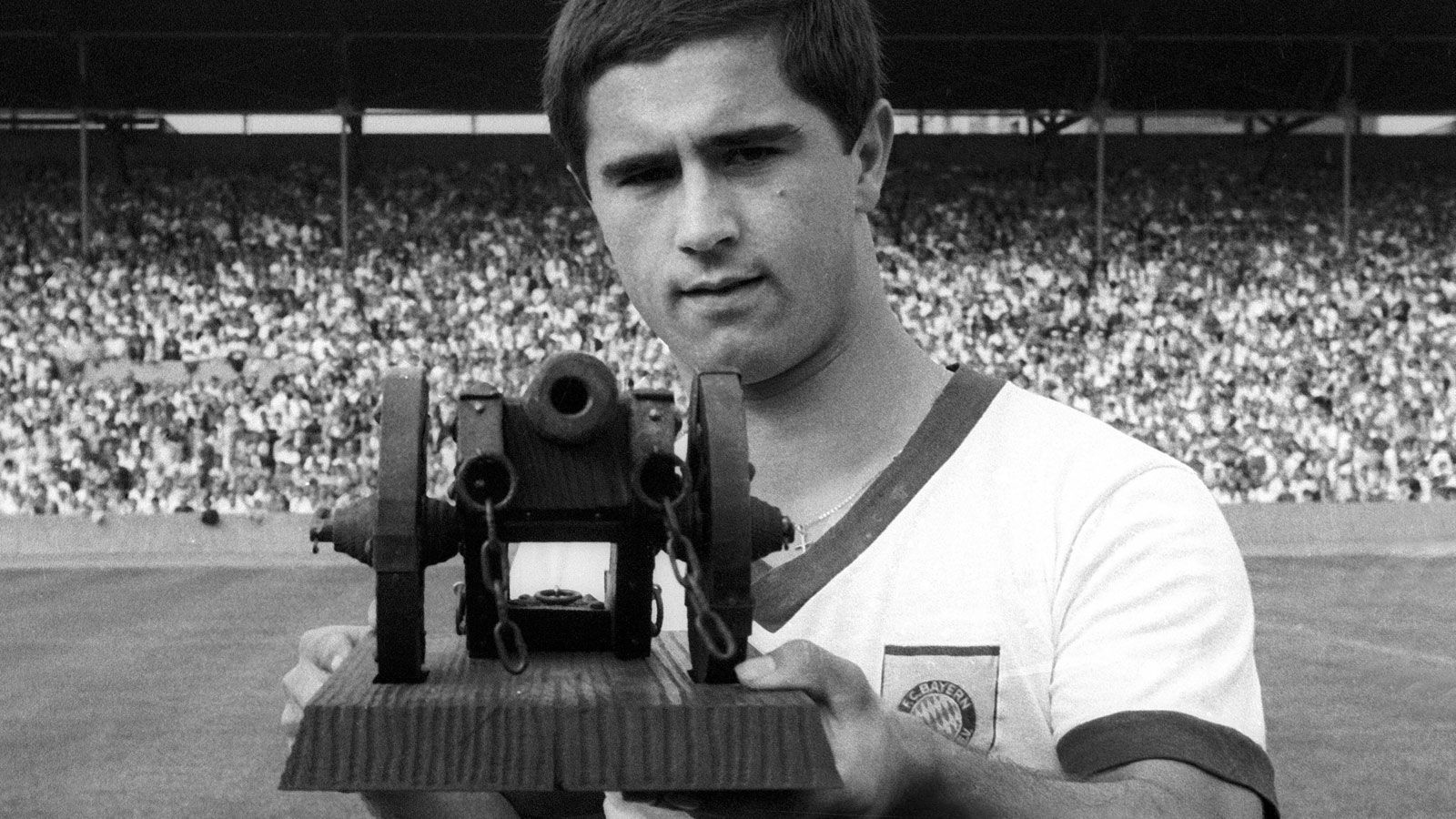 
                <strong>Jüngster Bundesliga-Torschützenkönig: Gerd Müller (Bayern München)</strong><br>
                Man hätte es erahnen können, Gerd Müller war der jüngste Bundesliga-Profi, der je mit der Torjägerkanone auf einen Fotografen zielen durfte. In der Saison 1966/1967 erzielte der Bayern-Profi 28 Treffer und teilte sich den Titel mit Lothar Emmerich von Borussia Dortmund. Die Spielzeit endete am 3. Juni 1967 - damals war der "Bomber der Nation" 21 Jahre und 212 Tage jung.Dieses Alter erreicht Moukoko am 20. Juni 2026 - damit bleiben ihm nach der aktuellen noch fünf weitere Spielzeiten, um hier die Nummer eins zu werden.
              