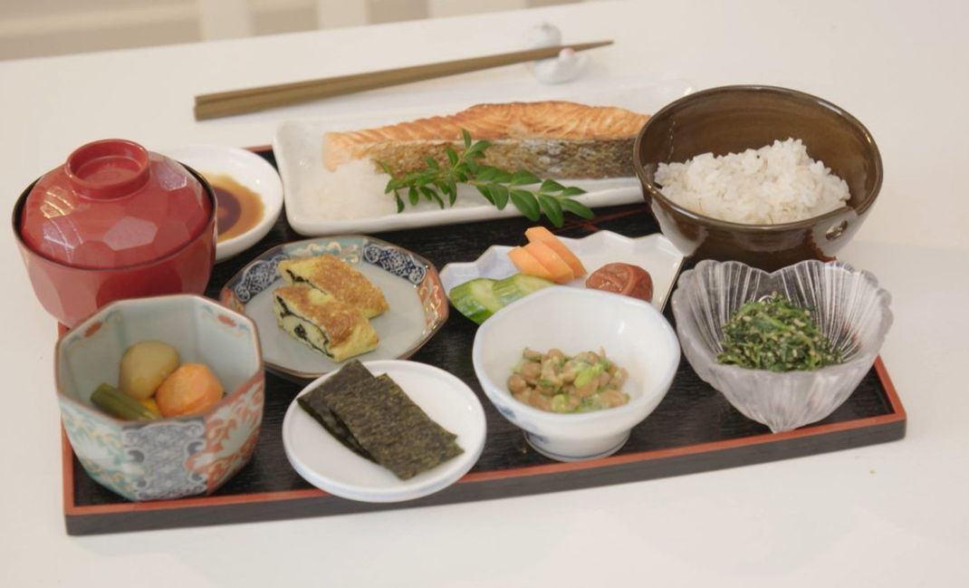 In Japan ist das Frühstück ziemlich üppig. Traditionell werden neben dem Hauptgericht viele weitere Beilagen serviert. Reis darf natürlich nicht fehlen. Gegessen wird mit Stäbchen.