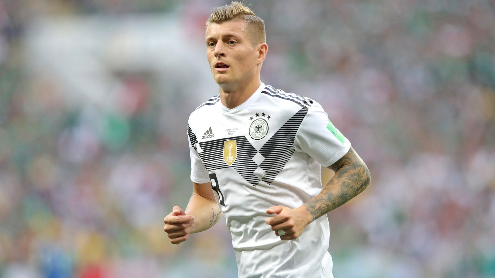 
                <strong>Mittelfeld: Toni Kroos</strong><br>
                Er ist Kopf und Motor dieser Mannschaft. Mexiko hat ihn quasi über 90 Minuten einen Kettenhund zur Seite gestellt – mit Erfolg. Kaum vorstellbar, dass Schweden von diesem Plan abrücken wird. Doch ein Spieler seiner Qualität muss Lösungen finden – sich noch weiter zurückfallen lassen oder mal auf den Außenseiten anbieten. Denn eins ist klar: Am Ball gehört Kroos zu den besten Spielern der Welt.
              