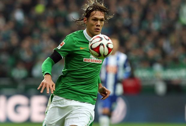 
                <strong>Jannik Vestergaard zu Werder Bremen</strong><br>
                Dafür haben sich die Hanseaten in der Defensive verstärkt: Für 2,5 Millionen Euro kaufte Werder den Innenverteidiger Jannik Vestergaard aus Hoffenheim. Der gab beim Sieg gegen die Hertha gleich sein Startelf-Debüt. 
              