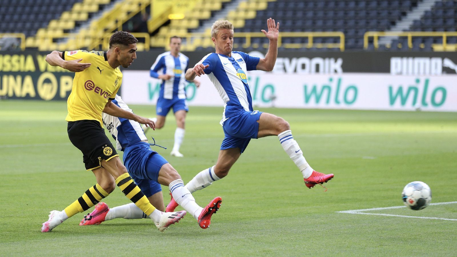 
                <strong>Achraf Hakimi</strong><br>
                Hakimi leitet in der 8. Minute den ersten gefährlichen Angriff ein, schließt diesen aber selber schwach ab. Trotz aller Bemühungen kann er über die rechte Seite insgesamt zu wenig Gefahr entfachen. ran-Note: 4 
              