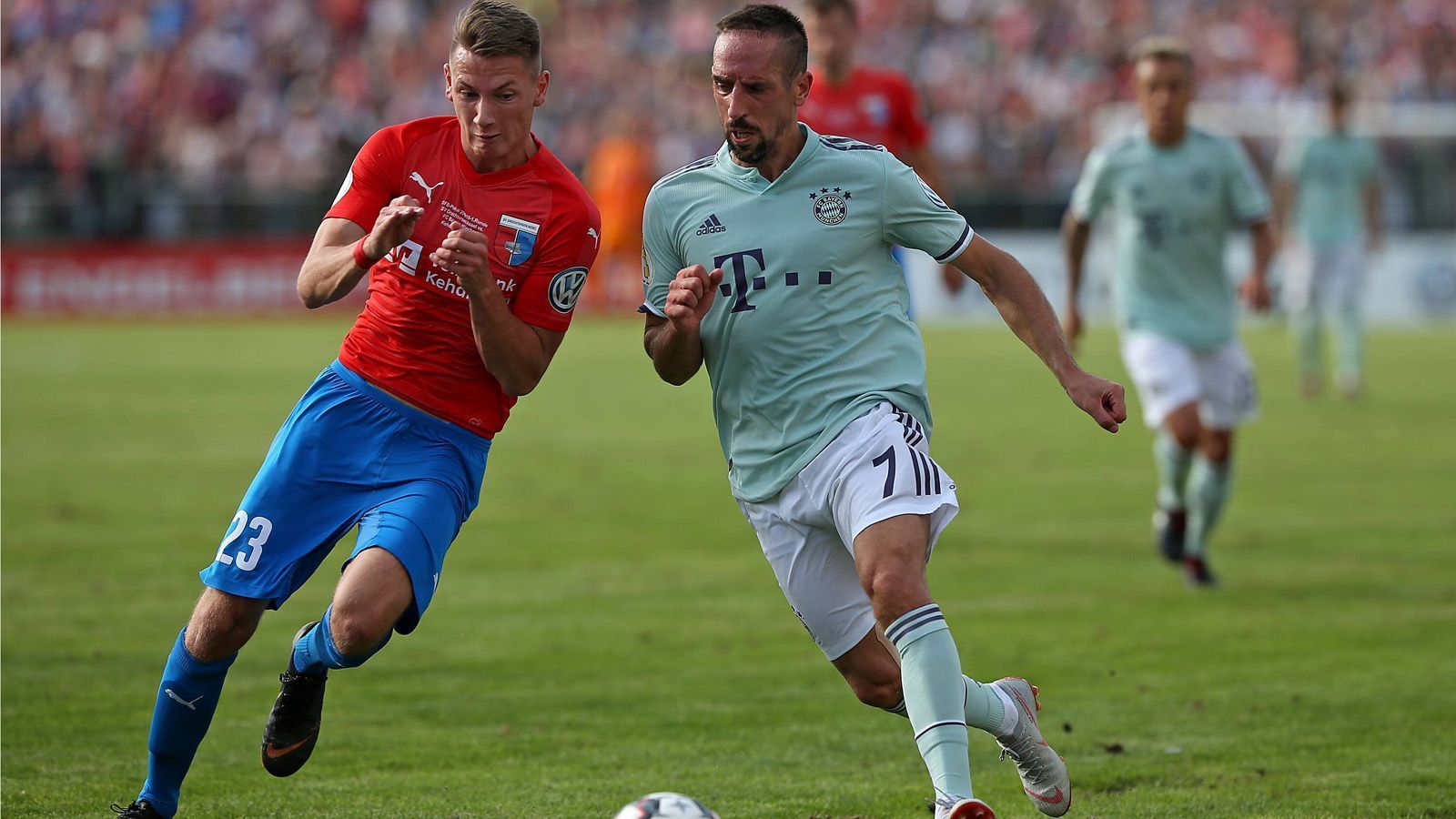 
                <strong>SV Drochtersen-Assel (Regionalliga Nord) </strong><br>
                Im vergangenen Jahr ärgerte der Verein aus der 11.000 Einwohner-Gemeinde in der ersten Pokalrunde den FC Bayern. Am Ende setzte sich der Rekordmeister mit Mühe denkbar knapp mit 1:0 durch. In diesem Jahr will der Regionalligist aus der Nähe von Hamburg dem FC Schalke 04 das Leben schwer machen. Bisher scheiterte Drochtersen neben den Bayern auch an Borussia Mönchengladbach, damals ebenfalls denkbar knapp mit 0:1. Die "Knappen" sollten also gewarnt sein.
              