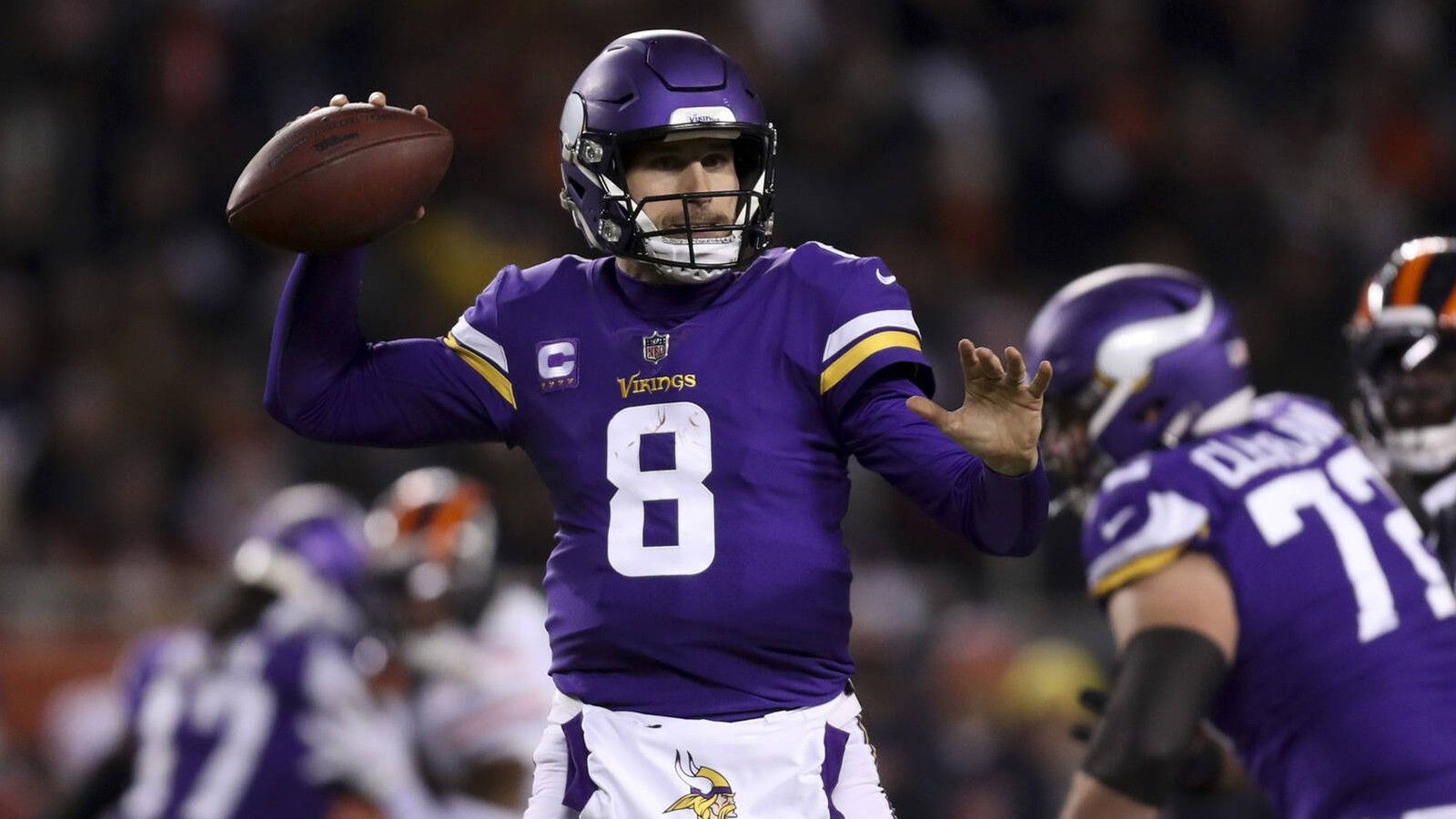 
                <strong>Vertrag verlängert: Die Zahlen zum neuen Cousins-Deal</strong><br>
                Quarterback-Entscheidung in der NFL! Die Minnesota Vikings haben sich mit Kirk Cousins auf einen neuen Vertrag geeinigt. Wie die Franchise mitteilte, erhält der Spielmacher eine sofortige Gehaltserhöhung und eine weitere voll garantierte Saison 2023. Damit kann der ohnehin schon knappe Salary Cap des Teams entlastet werden. ran blickt auf die genauen Zahlen.
              