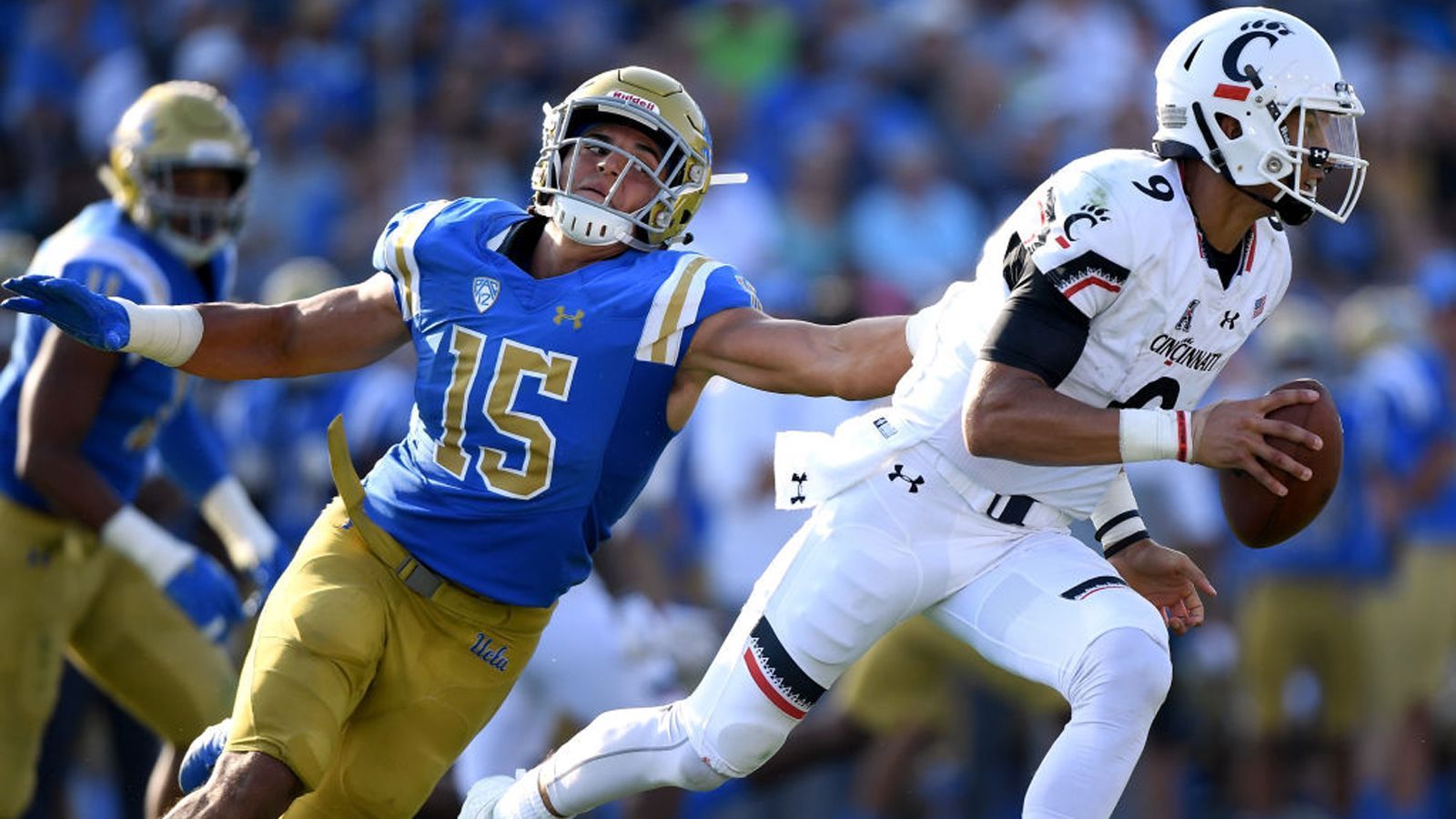 
                <strong>Jaelan Phillips (Defensive End, Miami)</strong><br>
                Eigentlich hatte der einstige 5-Sterne-Rekrut Jaelan Phillips mit dem Football bereits abgeschlossen. Da seine ersten beiden College-Spielzeiten bei UCLA sehr verletzungsgeplagt waren, erklärte der Defensive End im Dezember 2018 seinen Rücktritt vom aktiven Sport. 2020 kehrte er überraschend wieder auf das Spielfeld zurück – und zwar an der University of Miami. Der 1,96 Meter große und 121 Kilogramm schwere Phillips startete voll durch, kam auf 8 Sacks und 15,5 Tackles for Loss, wurde daraufhin in das AFCA First Team All-American gewählt. Mit seinem Mix aus Größe, Länge, Kraft, Technik und Athletik dürfte er auch in der NFL voll einschlagen. 
              