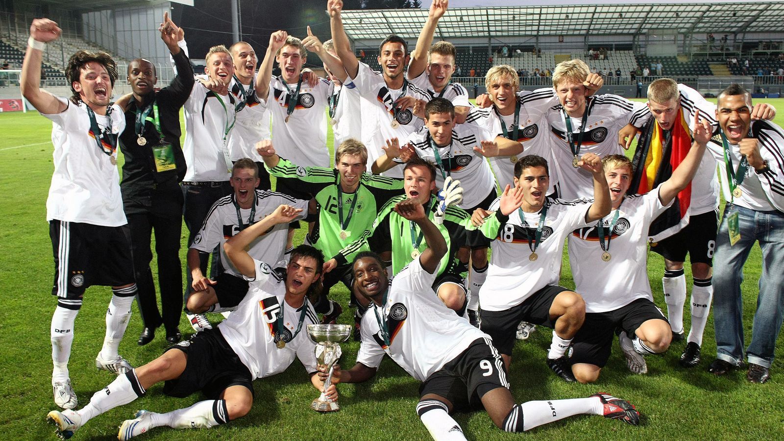 
                <strong>U19-Europameister 2008</strong><br>
                Im Sommer 2008 feierte die deutsche U19-Nationalmannschaft bei der EM-Endrunde in Tschechien den zweiten Erfolg in dieser Altersstufe und den ersten im wiedervereinigten Deutschland. Die Mannschaft von Horst Hrubesch marschierte durch das Turnier, gewann alle fünf Endrunden-Spiele. Zunächst siegten die DFB-Nachwuchsstars in der Vorrunde gegen Spanien (2:1), Bulgarien (3:0) und Ungarn (2:1). Nach dem Halbfinal-Erfolg über Gastgeber Tschechien (2:1 nach Verlängerung) siegte die deutsche U19 dann auch im Endspiel gegen Italien mit 3:1. Lars Bender, Richard Sukuta-Pasu (vorne rechts) und Timo Gebhart trafen für Deutschland. Heutige Bundesliga-Profis wie Ron-Robert Zieler (Stuttgart) oder Sven Bender (Leverkusen) gehörten zum Stamm der damaligen U19-Europameister.
              