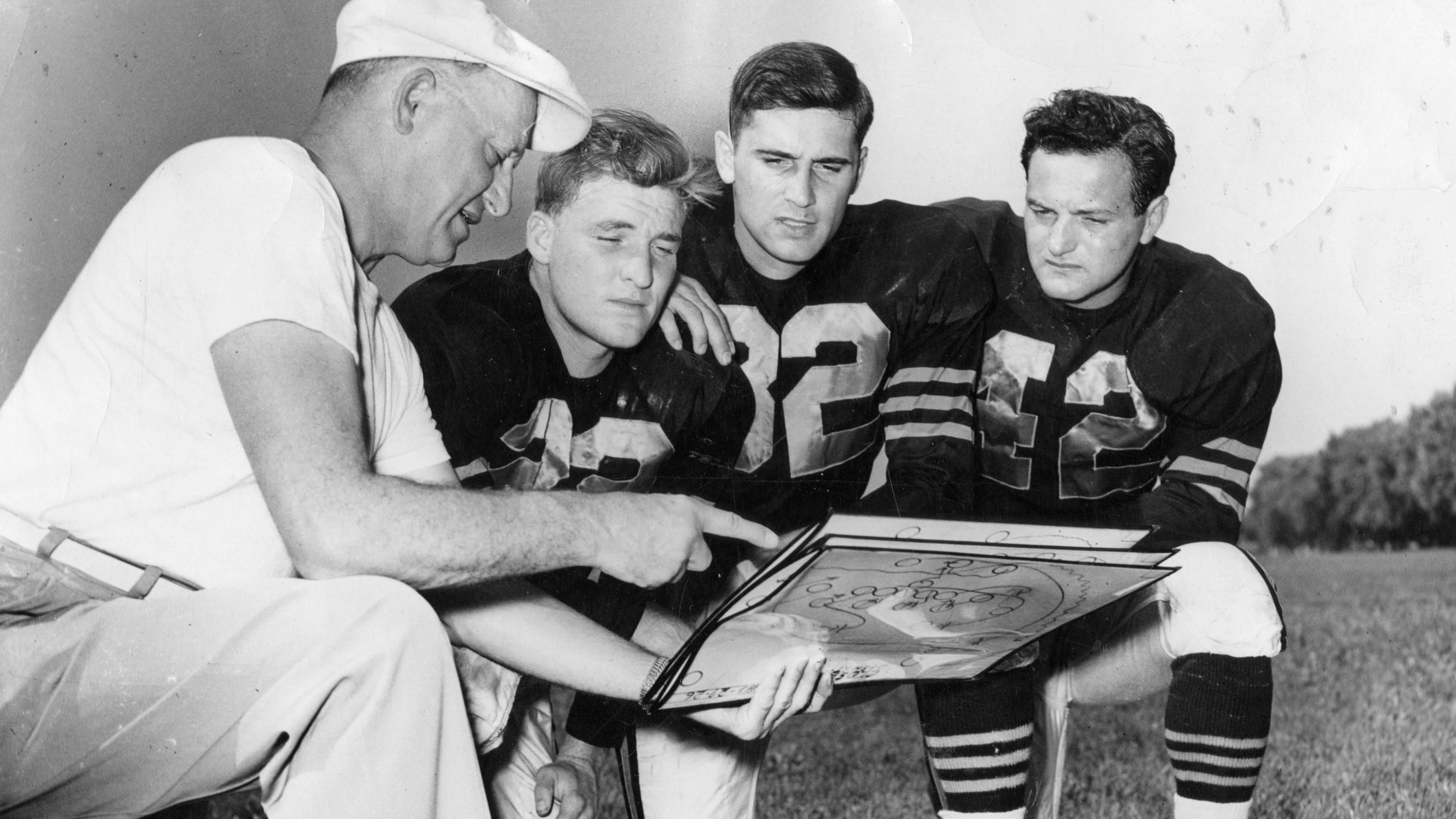 Team: Chicago Bears<br>Letzter All-Pro-Quarterback: Johnny Lujack (2.v.l.)<br>Jahr: 1950