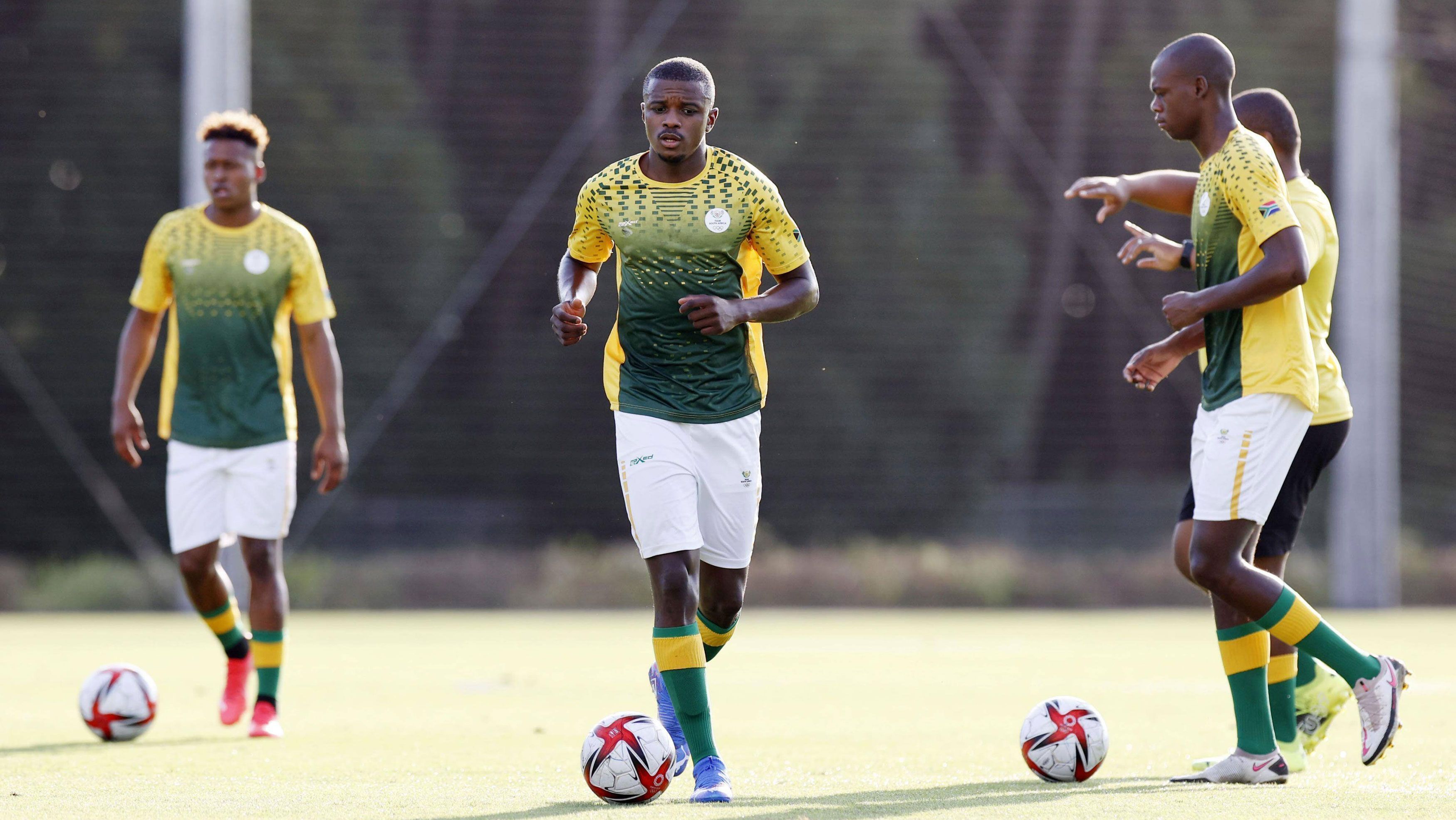 
                <strong>Südafrikas Fußballtrainer fürchtet um die Gesundheit seiner Spieler</strong><br>
                Südafrika wird am Donnerstag gegen Gastgeber Japan ins Olympische Fußballturnier einsteigen. Es werden zwischen 30 und 40 Grad Celsius erwartet. Die Corona-Regeln erschweren die Vorbereitung zudem noch und Südafrikas Trainer David Notoane erwartet große gesundheitliche Risiken. "Wir haben gesehen, was bei der EM passiert ist", sagte Notoane mit Blick auf das Drama um Christian Eriksen.  "Man kann nur hoffen, dass wir, nachdem die Spieler seit der Ankunft so lange inaktiv waren, hier nicht etwas Ähnliches sehen."
              