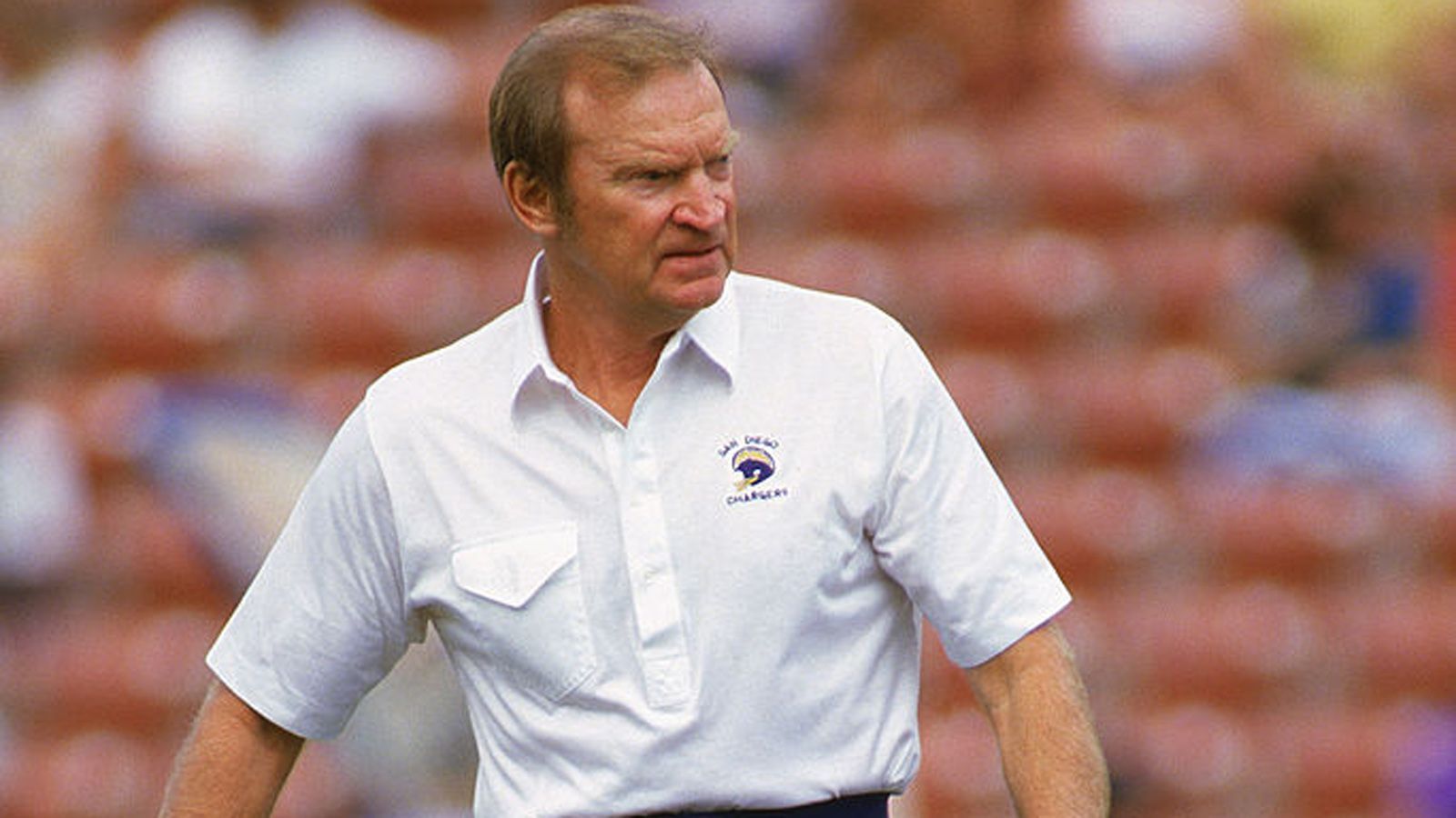 
                <strong>Don Coryell (Coach/Contributor)</strong><br>
                Nachdem Don Coryell viele Jahre am College trainiert hatte, übernahm er von 1973 bis 1977 die Arizona Cardinals, dann von 1978 bis 1986 die San Diego Chargers. Er revolutionierte das Passspiel der NFL und bekam daher den Spitznamen "Air Coryell" verpasst.
              