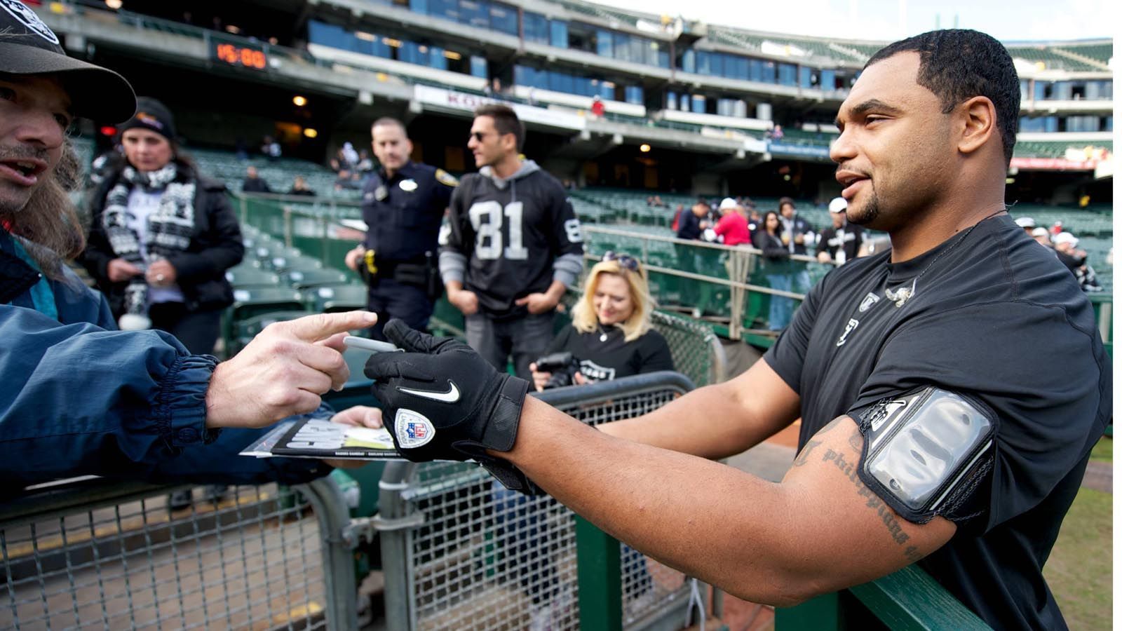 
                <strong>Richard Seymour</strong><br>
                Der Defensive Lineman galt bei den New England Patriots als einer der Besten seines Fachs. Bei drei Titelgewinnen der Pats war Seymour mit von der Partie, bevor er anschließend zu den Oakland Raiders wechselte und dort 2012 seine Karriere beendete.
              