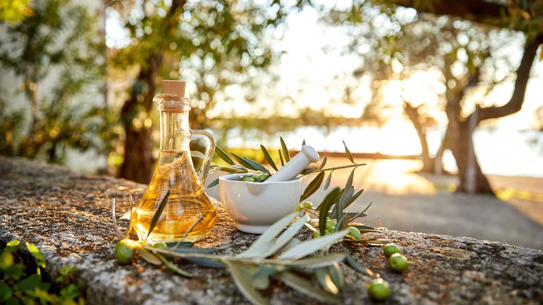 Nicht nur wir Menschen fühlen uns in der Sonne pudelwohl - auch Oliven mögen es warm und sonnig.