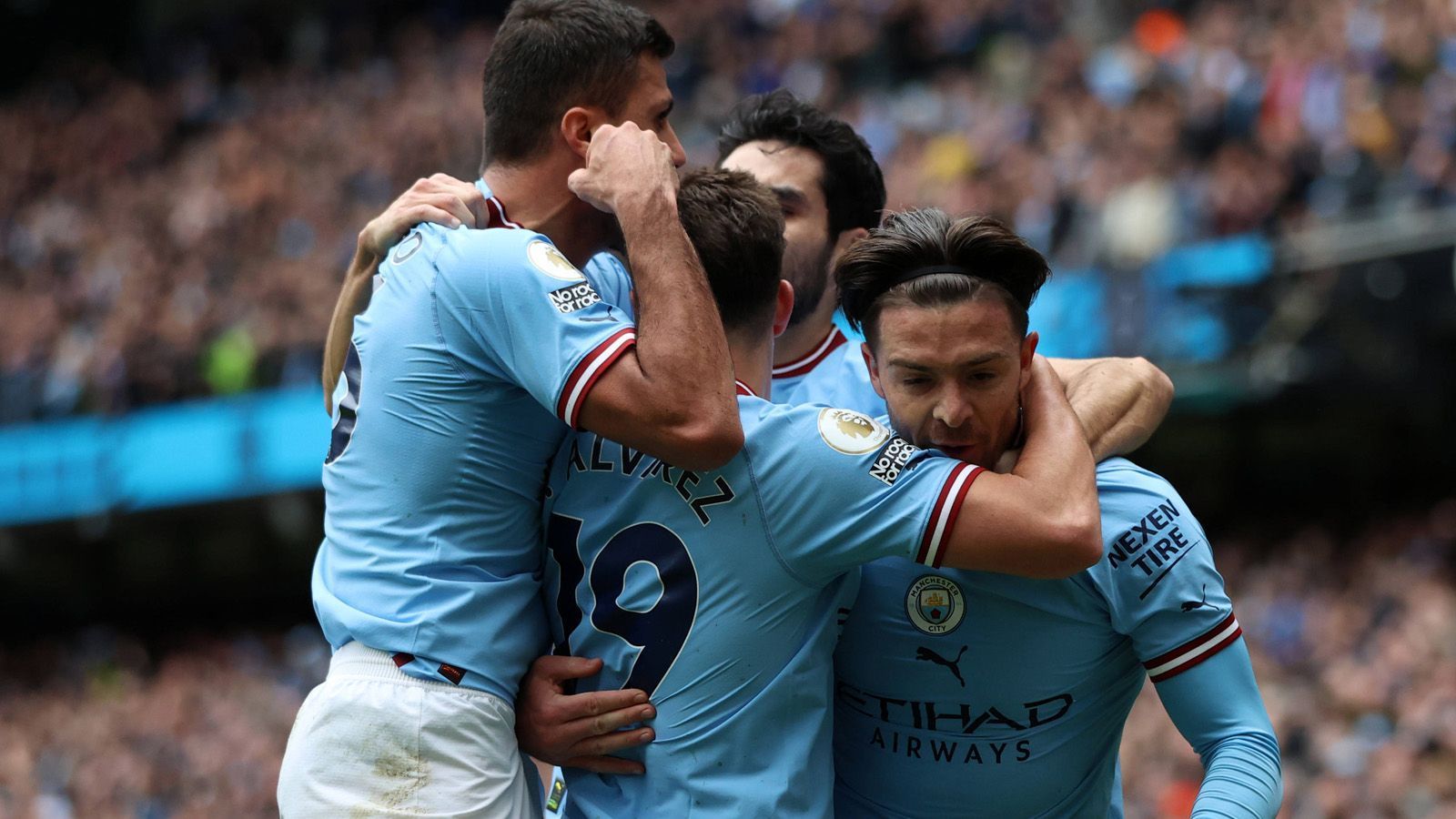 
                <strong>Manchester City gegen FC Liverpool: Schlüsselszenen des Spitzenspiels</strong><br>
                Manchester City und der FC Liverpool waren am 29. Spieltag der Premier League zum Siegen verdammt. City darf nach einem 4:1 (1:1) bei noch fünf Punkten Rückstand auf Tabellenführer FC Arsenal weiter vom Titel träumen. Der FC Liverpool und Trainer Jürgen Klopp mussten im Kampf um einen Platz in der Champions League mal wieder einen Rückschlag einstecken, die Reds stehen auf Platz sechs weiter bei 42 Punkten.
              