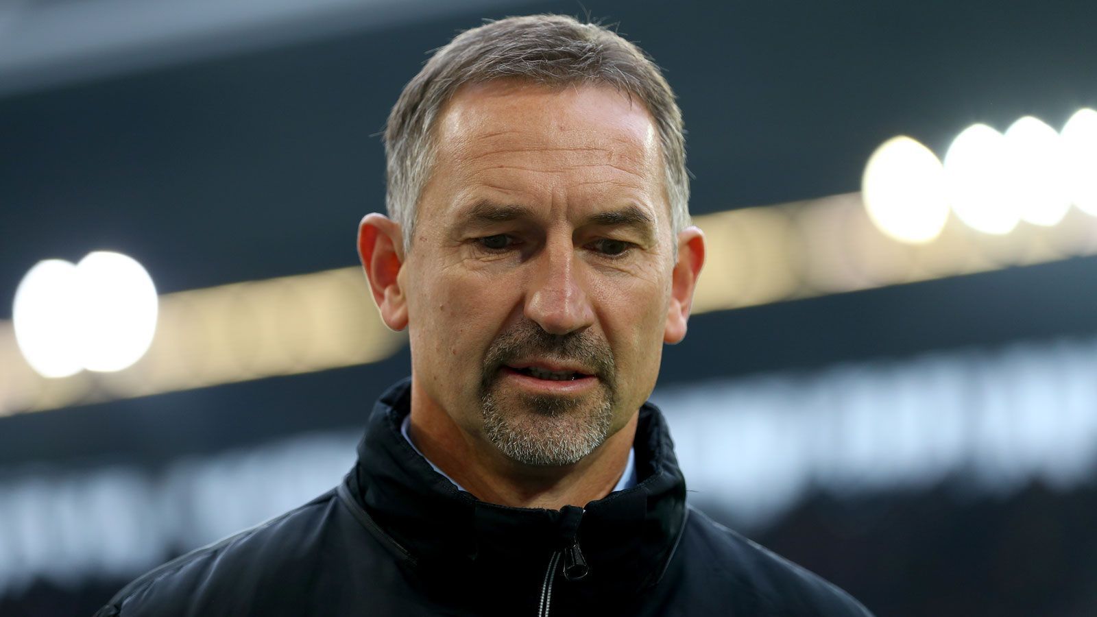 
                <strong>FC sucht Nachfolger für Beierlorzer</strong><br>
                Nach der Entlassung von Achim Beierlorzer am Samstag sucht der 1. FC Köln nach einem neuen Cheftrainer. ran.de stellt mögliche Kandidaten vor.
              