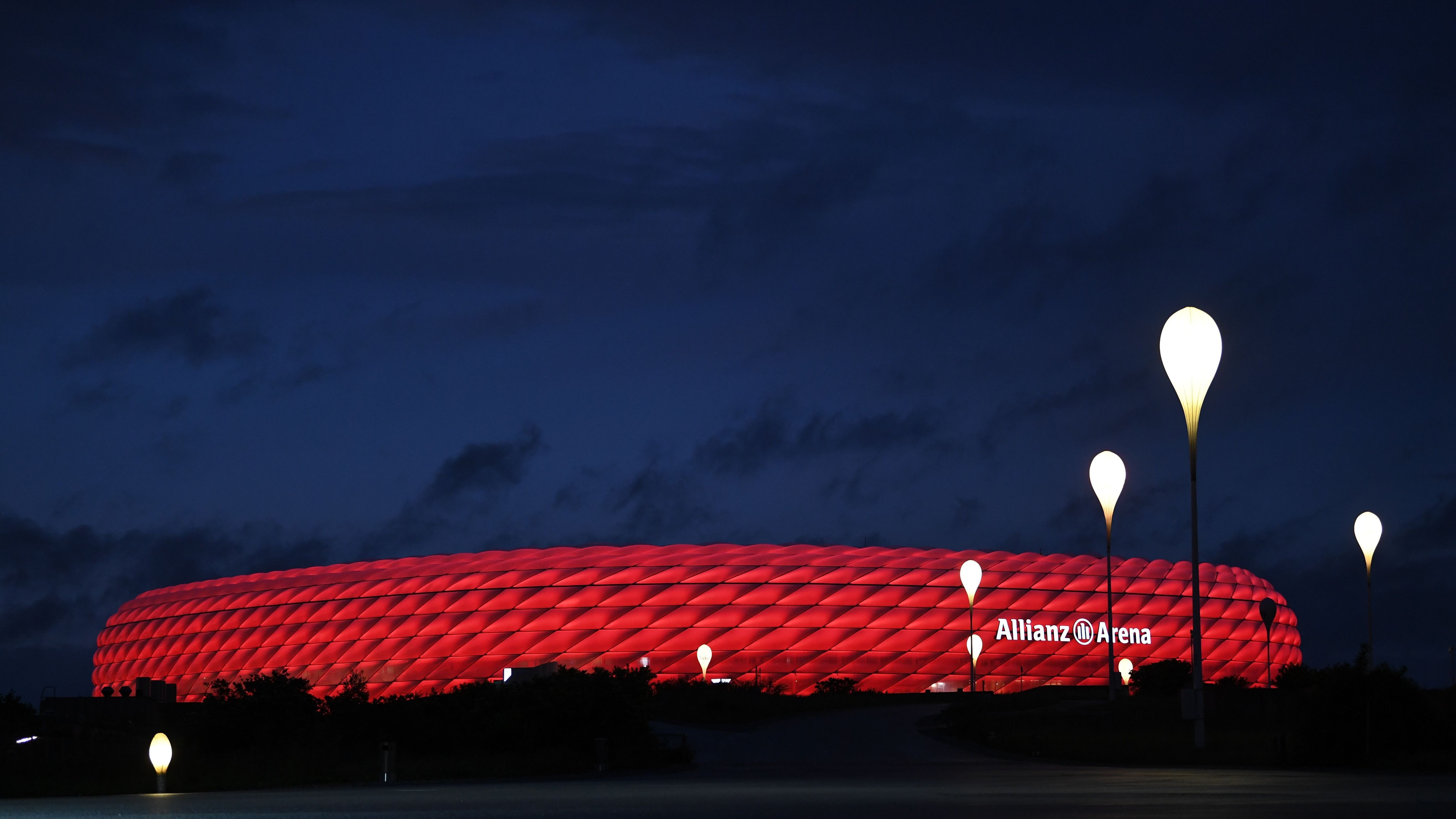 <em><strong>Die Farben der Allianz Arena</strong><br>So sieht die Allianz-Arena im Dunkeln von außen normalerweise aus: Sie erstrahlt im Rot des FC Bayern, der hier seine Heimspiele austrägt. Das Stadion leuchtet aber auch in vielen anderen Farben. Je nach Anlass kann die Arena in verschiedenen Farben illuminiert werden. <strong>ran</strong> zeigt Beispiele.</em>