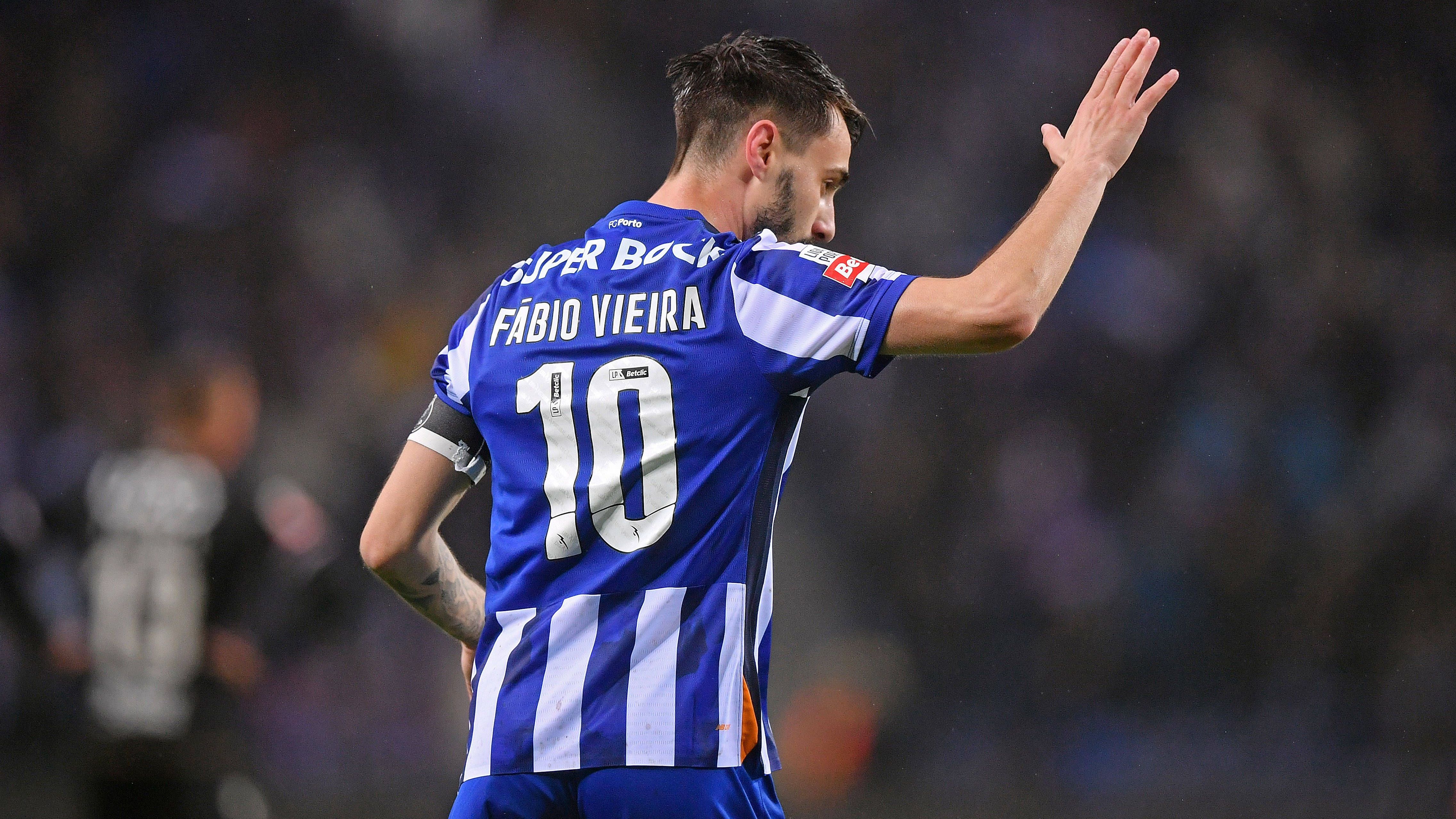 <em><strong>Fabio Vieira (FC Arsenal)</strong><br>VfB Stuttgart sucht nach einem Nachfolger für Enzo Millot, der kurz vor einem Wechsel zu Al-Ahli steht. Dabei soll man sich auch mit Fabio Vieira beschäftigen, wie "sky" berichtet. Demnach hat sich der VfB bei Arsenal nach dem Preis und den finanziellen Modalitäten umgehört. Gespräche oder konkrete Verhandlungen zu dem Portugiesen gab es aber wohl noch keine. Dem Bericht zufolge haben die Schwaben noch weitere Alternativen für das offensive Mittelfeld auf dem Radar.</em>