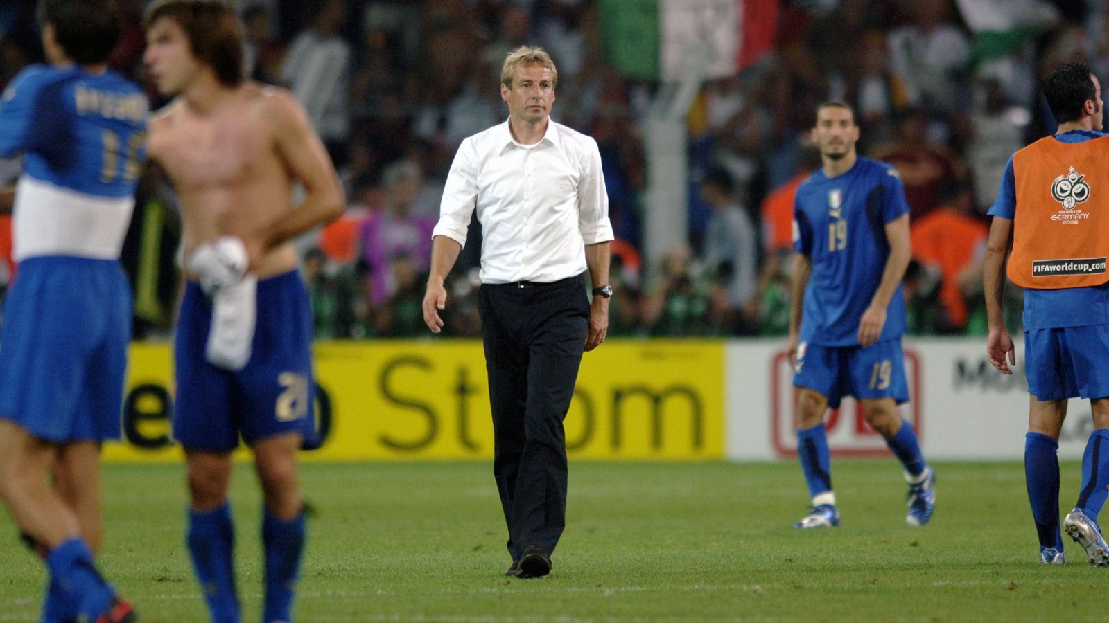
                <strong>Jürgen Klinsmann</strong><br>
                Trainiert wurden die tragischen WM-Helden von 2006 von Jürgen Klinsmann. Der Ex-Welt- und -Europameister übernahm 2004 die Rolle des Nationaltrainers, ohne zuvor als Coach gearbeitet zu haben. Dennoch gelang es dem früheren Stürmer eine schlagkräftige Truppe für die WM im eigenen Land aufzubauen. Dabei nahm er keine Rücksicht auf frühere Weggefährten, verbannte etwa den langjährigen Stammkeeper Oliver Kahn vor der WM 2006 auf die Bank. Nach dem dritten Platz bei der Endrunde trat Klinsmann zurück und sein Assistent Joachim Löw übernahm. Klinsmann kehrte 2008 als Bayern-Trainer nach Deutschland zurück, scheiterte aber ebenfalls innerhalb recht kurzer Zeit, wie von Ende 2019 bis Anfang 2020 bei der Hertha. Sein langfristigstes Projekt war Klinsmanns Job als US-Nationalcoach von 2011 bis 2016.
              