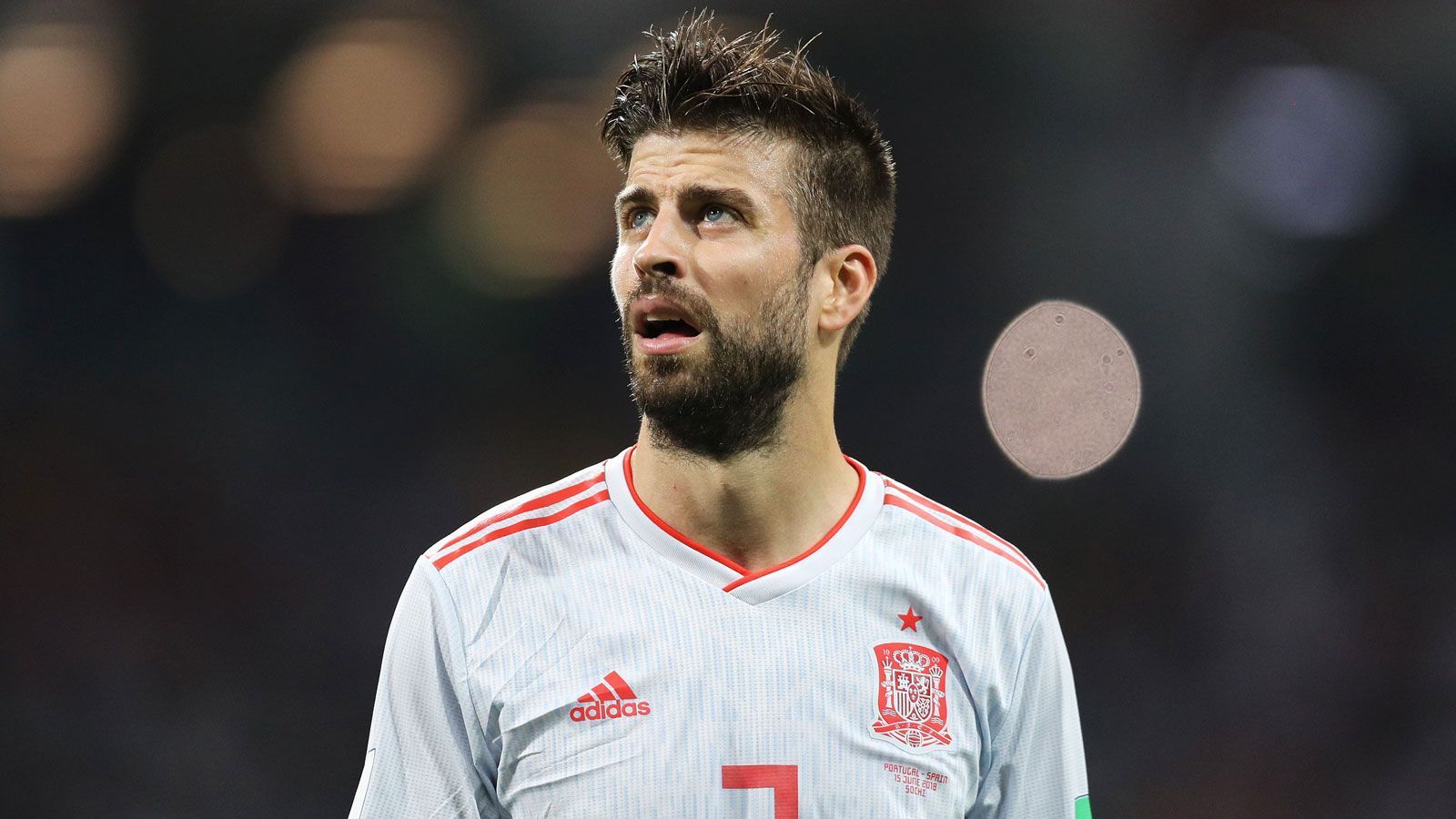 
                <strong>Gerard Pique (Spanien)</strong><br>
                Kassierte in der 18. Minute nach Foul an Guedes die Gelbe Karte. Pique agierte unauffälliger als Ramos, war aber an den ersten beiden Gegentoren unbeteiligt. Doch der 31-Jährige foulte Ronaldo in der 87. Minute ungestüm an der Strafraumgrenze, verursachte so den Ausgleich mit. ran-Note: 4  
              