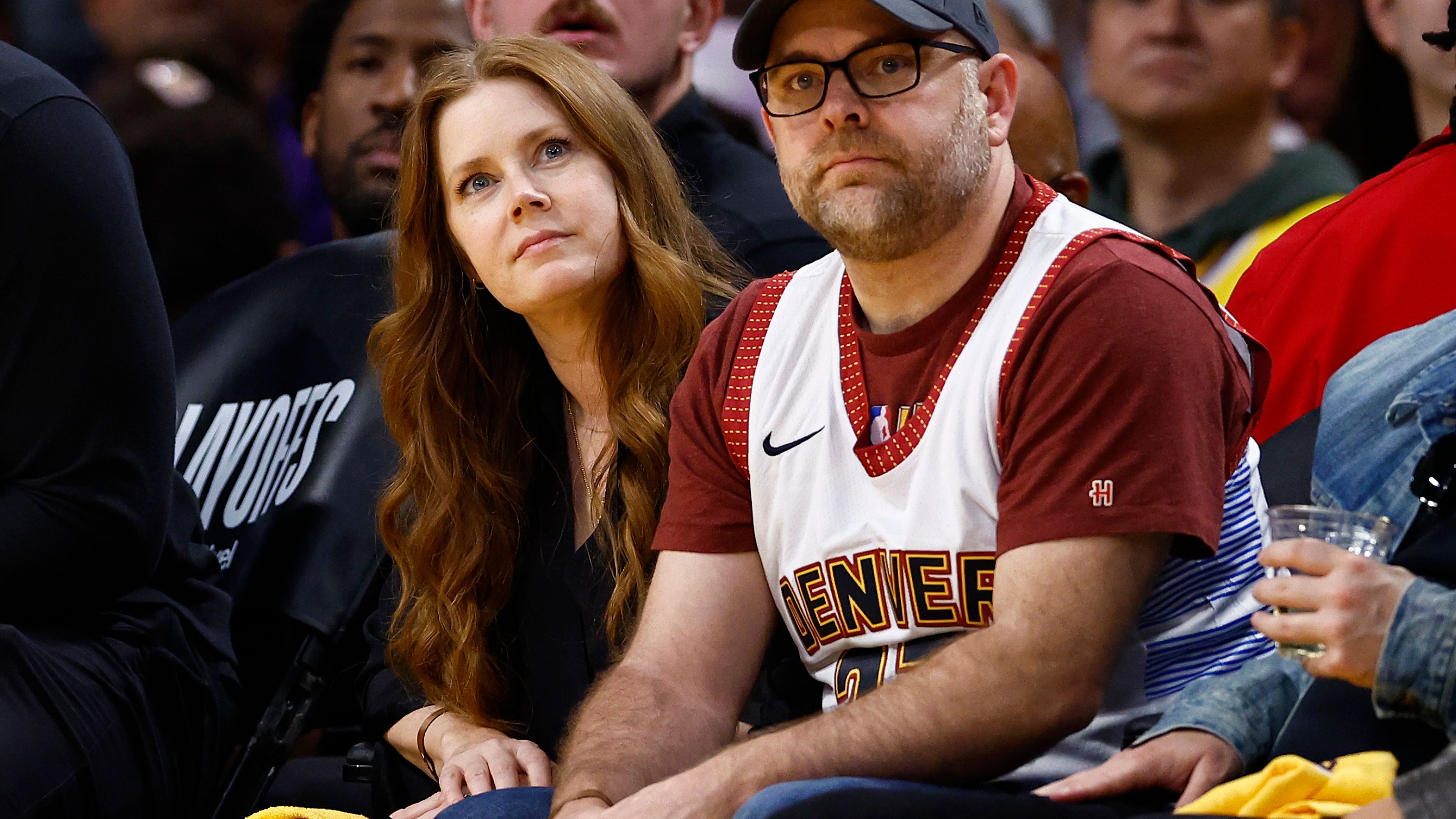 <strong>Amy Adams (Denver Broncos)</strong><br>Für ihre Rolle in "American Hustle" bekam Amy Adams einen Golden Globe Award. In der NFL unterstützt die Schauspielerin die Denver Broncos. Hier im Bild besuchte sie ein NBA-Spiel der Denver Nuggets. Kein Wunder, ihre Kindheit verbrachte Adams in Colorado.