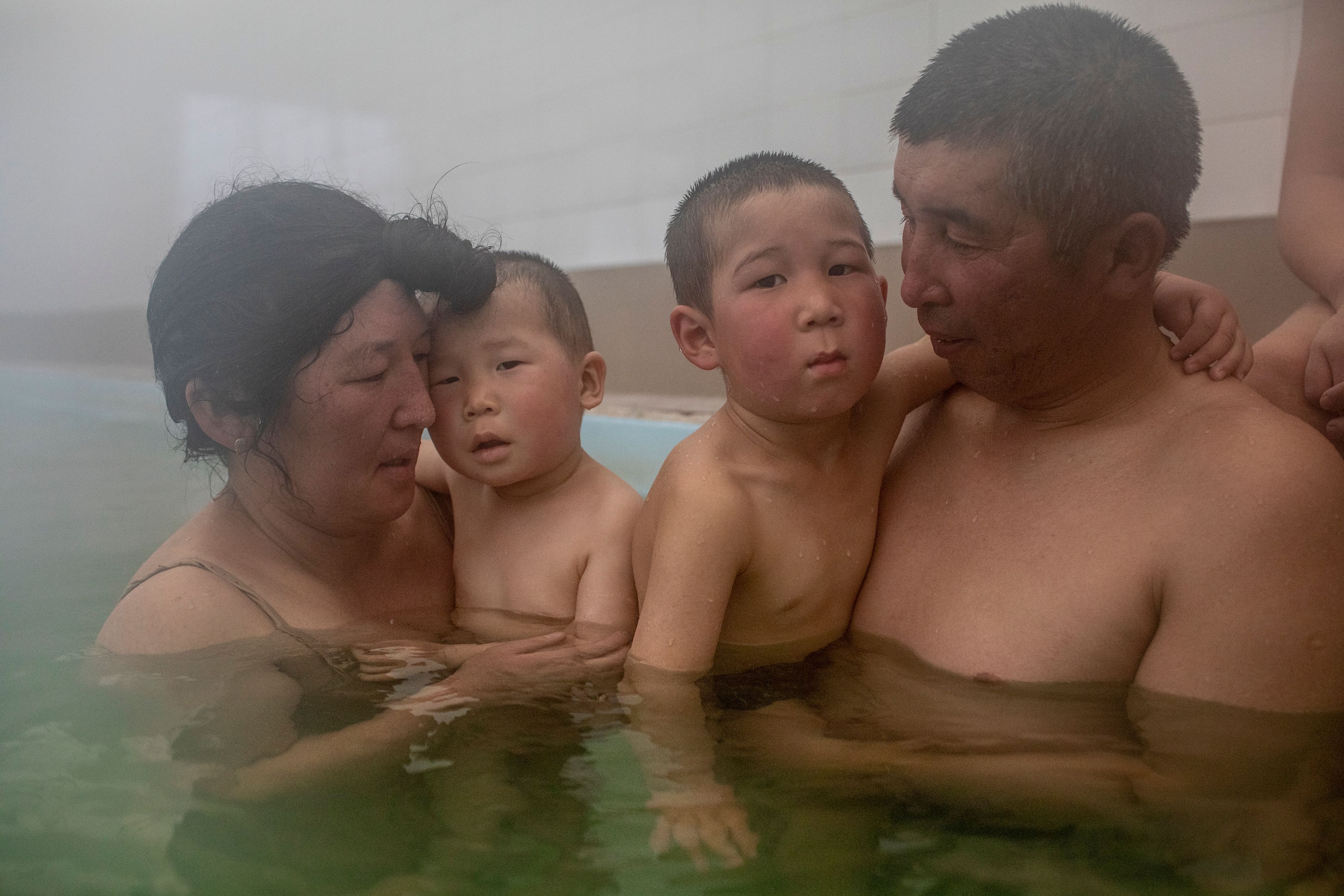 Kirgistan: Jaynagul Brjieva, 37, und ihre Familie genießen einen seltenen Ausflug zu den heißen Quellen von Yssy-su.&nbsp;