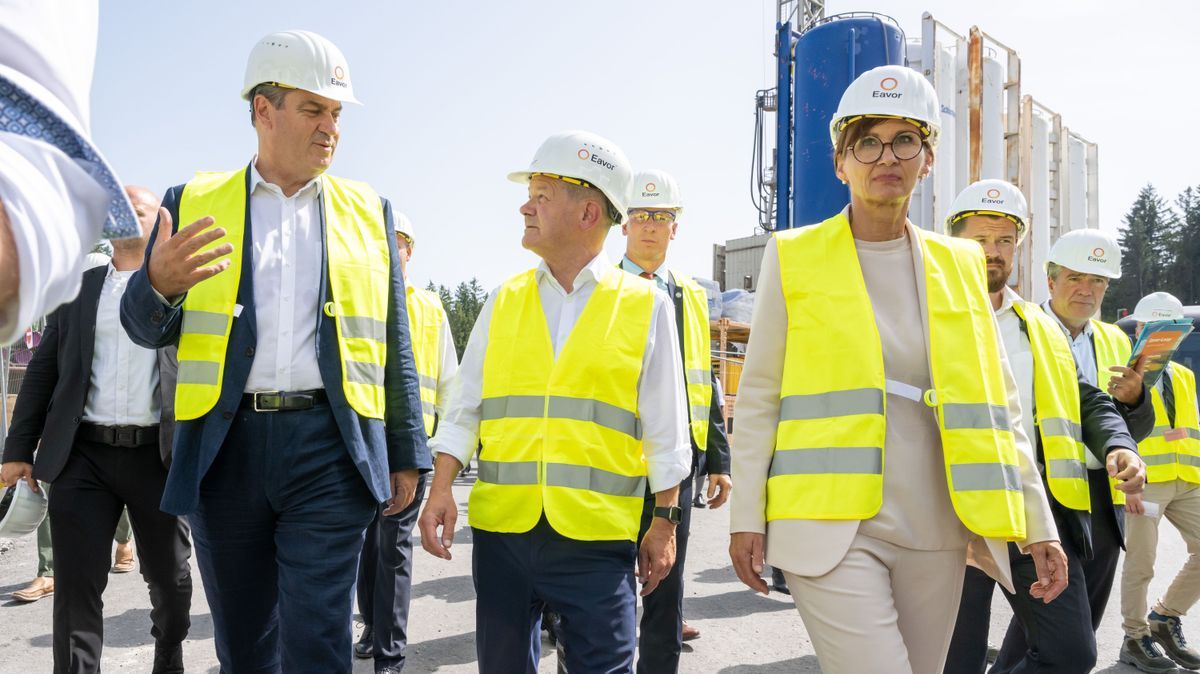 Markus Söder (l-r, CSU), Bundeskanzler Olaf Scholz, und Bettina Stark-Watzinger, Bundesministerin für Bildung und Forschung in Geretsried.