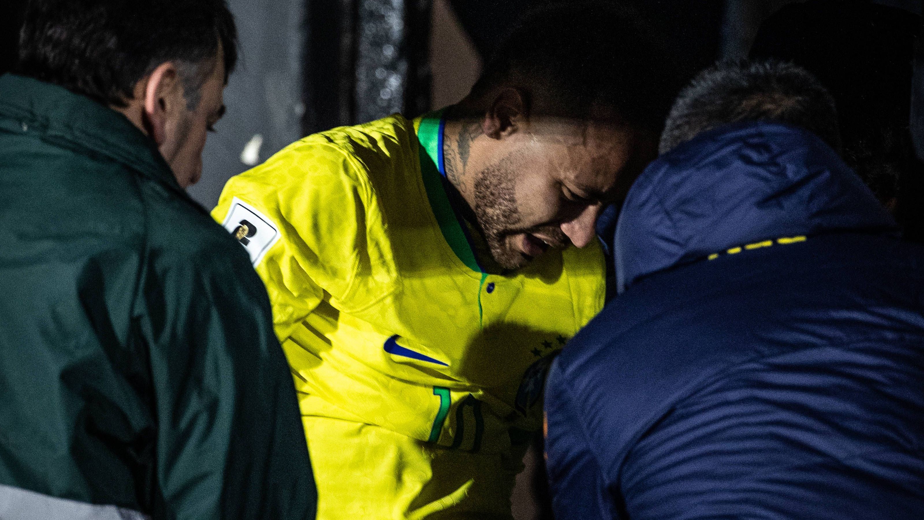 <strong>Die Verletzungs-Historie von Neymar</strong><br>Brasiliens Superstar Neymar hat sich zuletzt beim Länderspiel gegen Uruguay (0:2) einmal mehr schwer verletzt. Für den Routinier ist die Saison damit vorzeitig zu Ende. <em><strong>ran</strong></em> zeigt die umfangreiche Verletzungs-Historie Neymars, seit er einst zum FC Barcelona gewechselt ist. (Stand: 19. Oktober 2023/Quelle: transfermarkt.de)