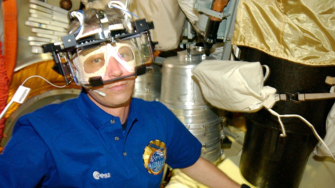 Thomas Reiter 2006 bei einem Experiment auf der ISS