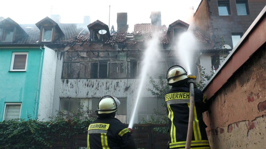 Feuerwehrleute löschen einen Brand in einem Haus, in dem einst der ehemalige DDR-Staatsratsvorsitzende Erich Honecker geboren worden ist.