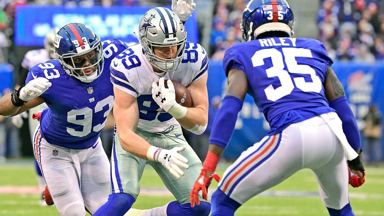 
                <strong>GEWINNER: Blake Jarwin</strong><br>
                Blake wer?, dachten sich wohl auch die meisten Cowboys-Fans bei dem 26:25-Sieg gegen die Giants. No-Name-Tight-End Blake Jarwin hatte das Spiel seines Lebens und wurde mit drei Touchdowns zum Sieggaranten. Was für ein Spiel des 24-Jährigen!
              