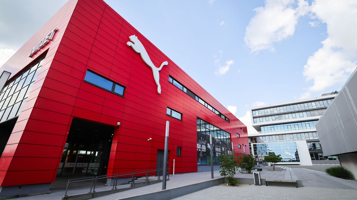 Das Unternehmenslogo ist neben einem Eingang am Firmensitz des Sportartikelherstellers Puma in Herzogenaurach zu sehen.