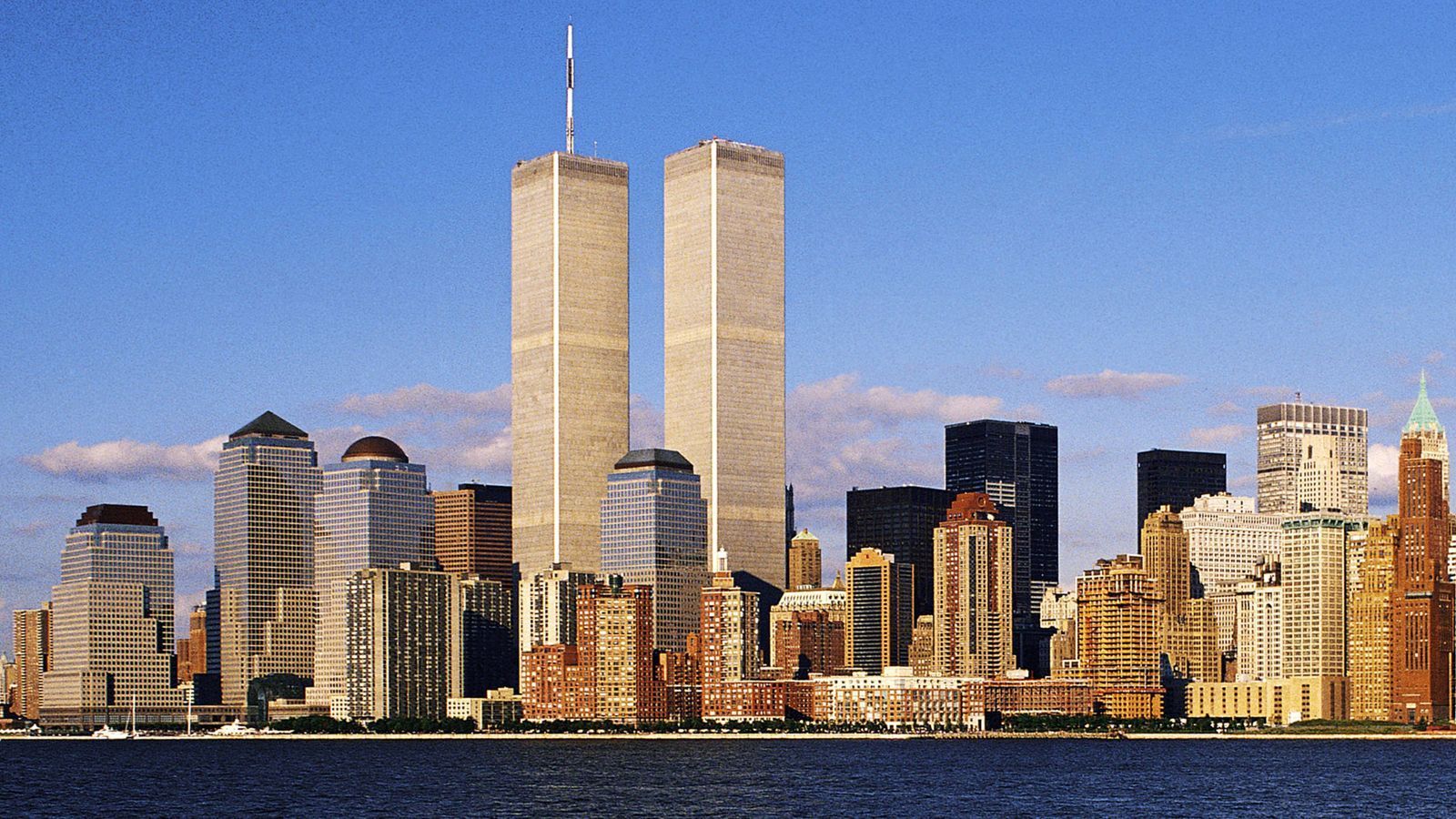 
                <strong>Die "Twin Towers" in New York stehen noch</strong><br>
                Damals standen auch noch die "Twin Towers" in New York. Ein Jahr später wurden zwei Flugzeuge wenige Minuten nacheinander absichtlich in die beiden Türme gesteuert - es war einer der größten Terroranschläge der Neuzeit, der die Weltlage gehörig veränderte.
              