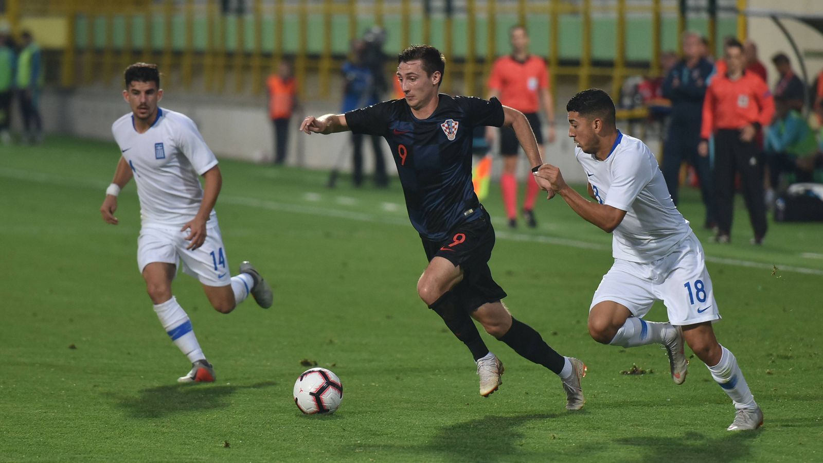 
                <strong>Griechische U21 mit zwei deutlichen Siegen in letzten Länderspielen</strong><br>
                In den letzten beiden Spielen im Juni 2019 - dem EM-Qualifikationsspiel gegen San Marino (5-0) und dem Testspiel gegen Georgien (3-0) - erzielte Griechenland insgesamt acht Tore. Beim Aus in den Playoff-Spielen zur EM 2019 gegen Österreich (0-1 H, 0-1 A) blieb Griechenlands U21 torlos - ebenso wie zuvor beim vorentscheidenden Gruppenspiel in Kroatien im Oktober 2018.
              