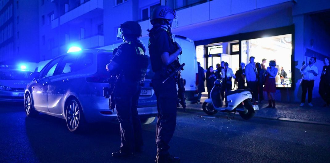 Auf der Friedrichstraße nahe des Mehringplatzes stehen Polizeifahrzeuge. In der Gegend sind am Abend Schüsse gefallen. 