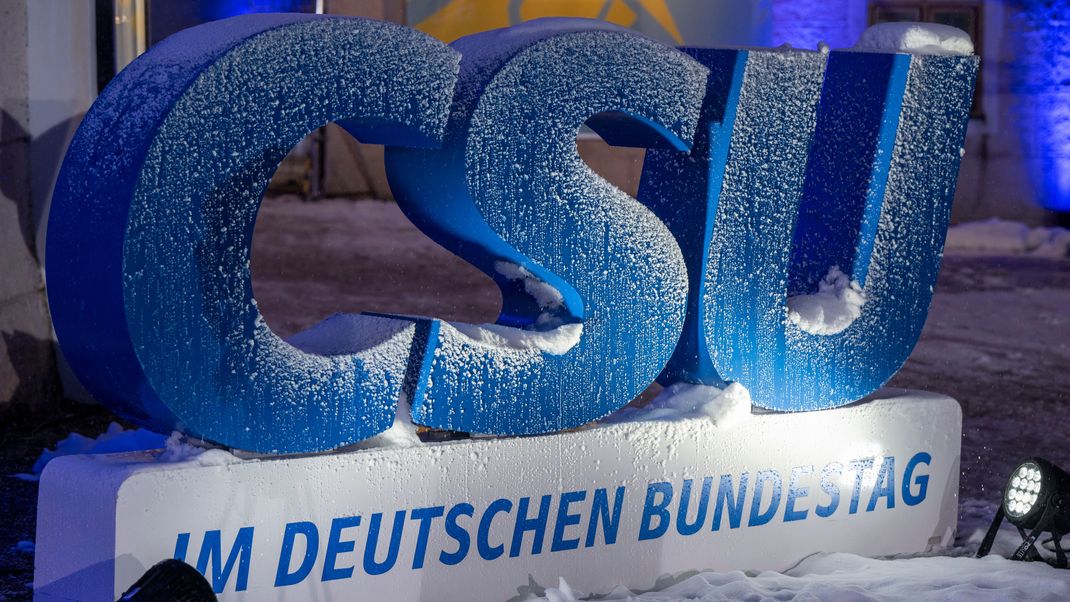 Schnee liegt während der Winterklausur der CSU im Bundestag im Kloster Seeon auf einem großen Logo der Partei.