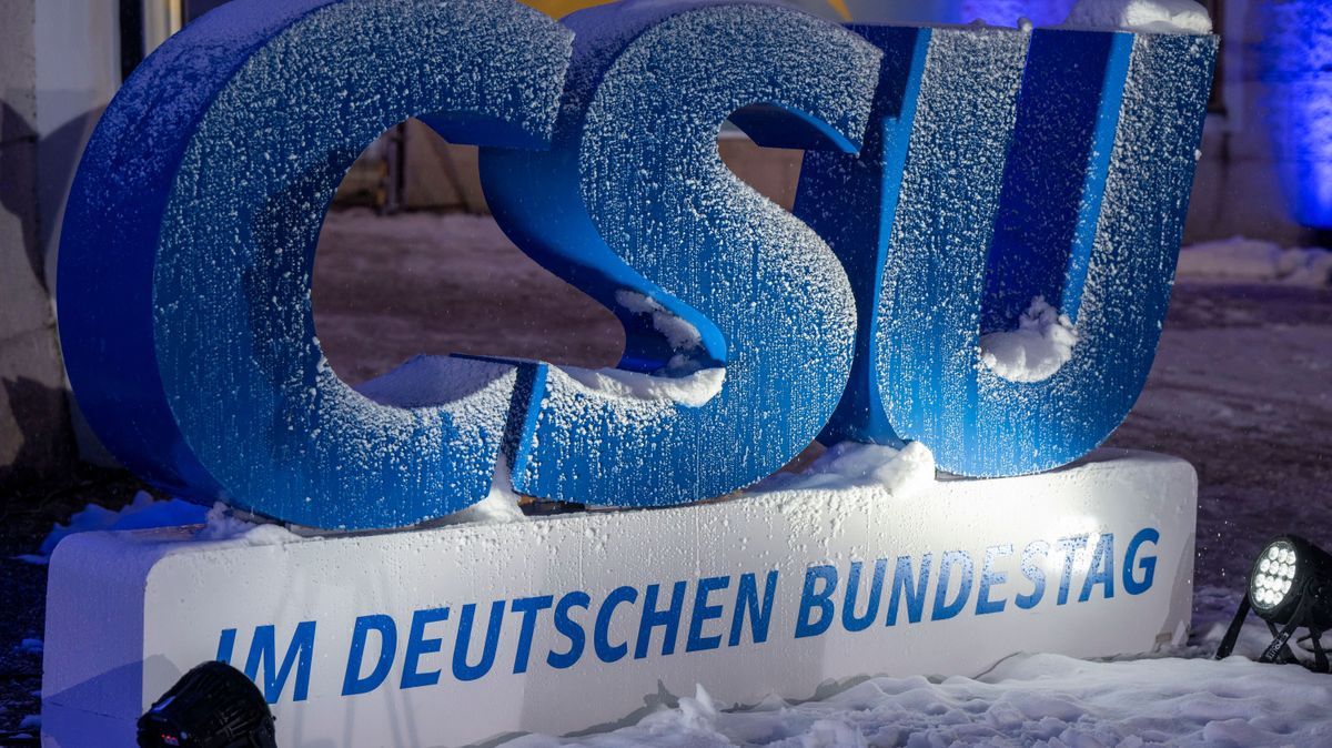 Schnee liegt während der Winterklausur der CSU im Bundestag im Kloster Seeon auf einem großen Logo der Partei.