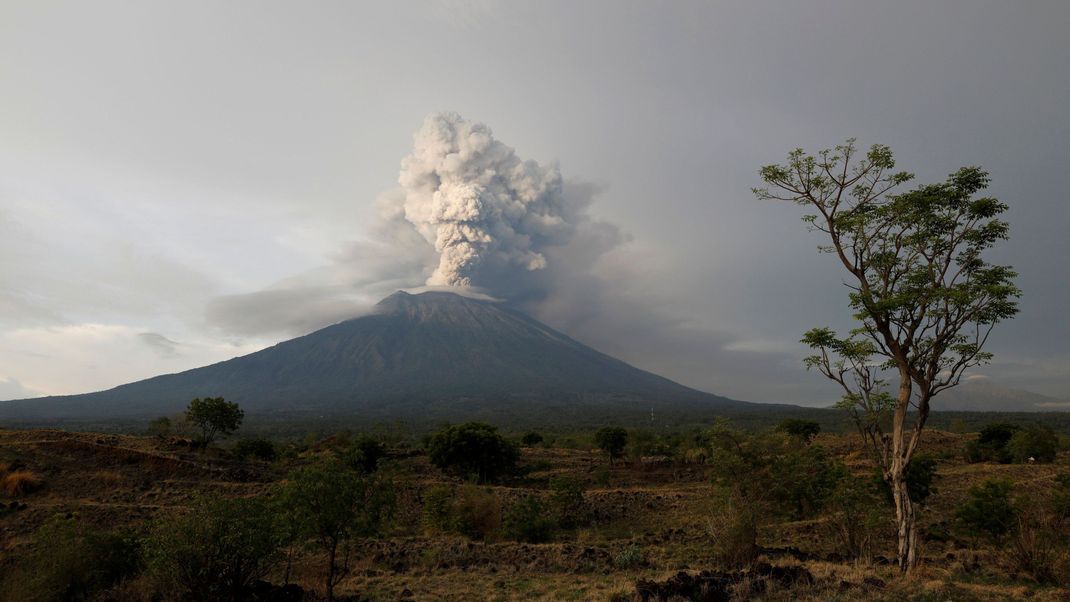 Der Vulkan Mount Agung bricht aus, gesehen von Kubu, Karangasem Regency, Bali, Indonesien.