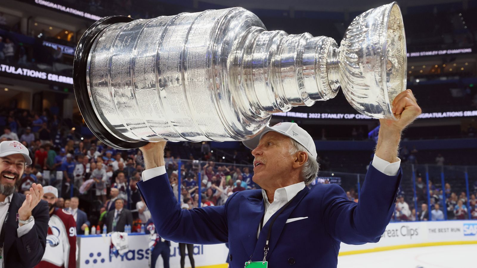 
                <strong>NHL: Colorado Avalanche</strong><br>
                ... der GM der Colorado Avalanche. Joe Sakic ist auch schon über zehn Jahre im Amt und genießt das Vertrauen von Kroenke. Dieses wurde mit dem Gewinn des Stanley Cups in 2022 zurückgezahlt. Wie die Nuggets erwarb Kroenke das Eishockey-Team in 2000 von der Ascent Entertainment Group. Avalanche gewann 2001 direkt den Stanley Cup. Doch zwischen 2009 und 2018 war für die Avalanche ein Playoff-Sieg fast ein Fremdwort. Mit dem Jahr 2022 folgte die Wiederauferstehung.
              