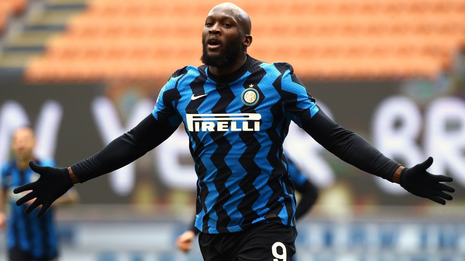 
                <strong>Nachfolge-Kandidat Romelu Lukaku (Inter Mailand)</strong><br>
                Einer der Kandidaten, der von Manchester City derzeit genauer unter die Lupe genommen werden soll, ist Inters Sturmtank Romelu Lukaku. Der 27-jährige Belgier hat durch seine früheren Stationen Chelsea, Everton und Manchester United bereits reichlich Erfahrung in der Premier League gesammelt und ist alleine durch seine robuste Statur wie gemacht für den körperlich anspruchsvollen Fußball auf der Insel. Seit der 1,91-Meter-Hüne im Sommer 2019 von Manchester United zu Inter wechselte, konnte er für die Italiener bereits über 50 Pflichtspieltreffer erzielen. Der Vertrag des 89-maligen Nationalspielers läuft bei den Mailändern noch bis 2024.
              