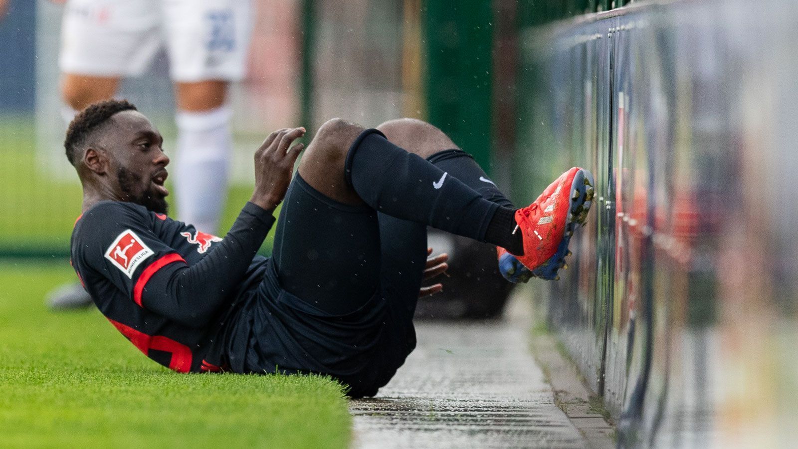 
                <strong>RB Leipzig</strong><br>
                Angesichts der Rückkehr in die Champions League benötigt RB Leipzig einen breiteren Kader - diesem Umstand wurde mit sechs externen Zugängen bei nur einem namhaften Abgang mit Bruma Rechnung getragen. Nach langem Hin und Her entschied sich Timo Werner zur Vertragsverlängerung bis 2023. Somit dürfte das letzte Bestreben dieses Transfersommers sein, Jean-Kevin Augustin (Foto) von der Gehaltsliste zu streichen. Der Franzose hat einen schweren Stand, weil er teilweise im Kopf nicht ganz frei wirkt und sich schon einige Eskapaden geleistet hat.
              