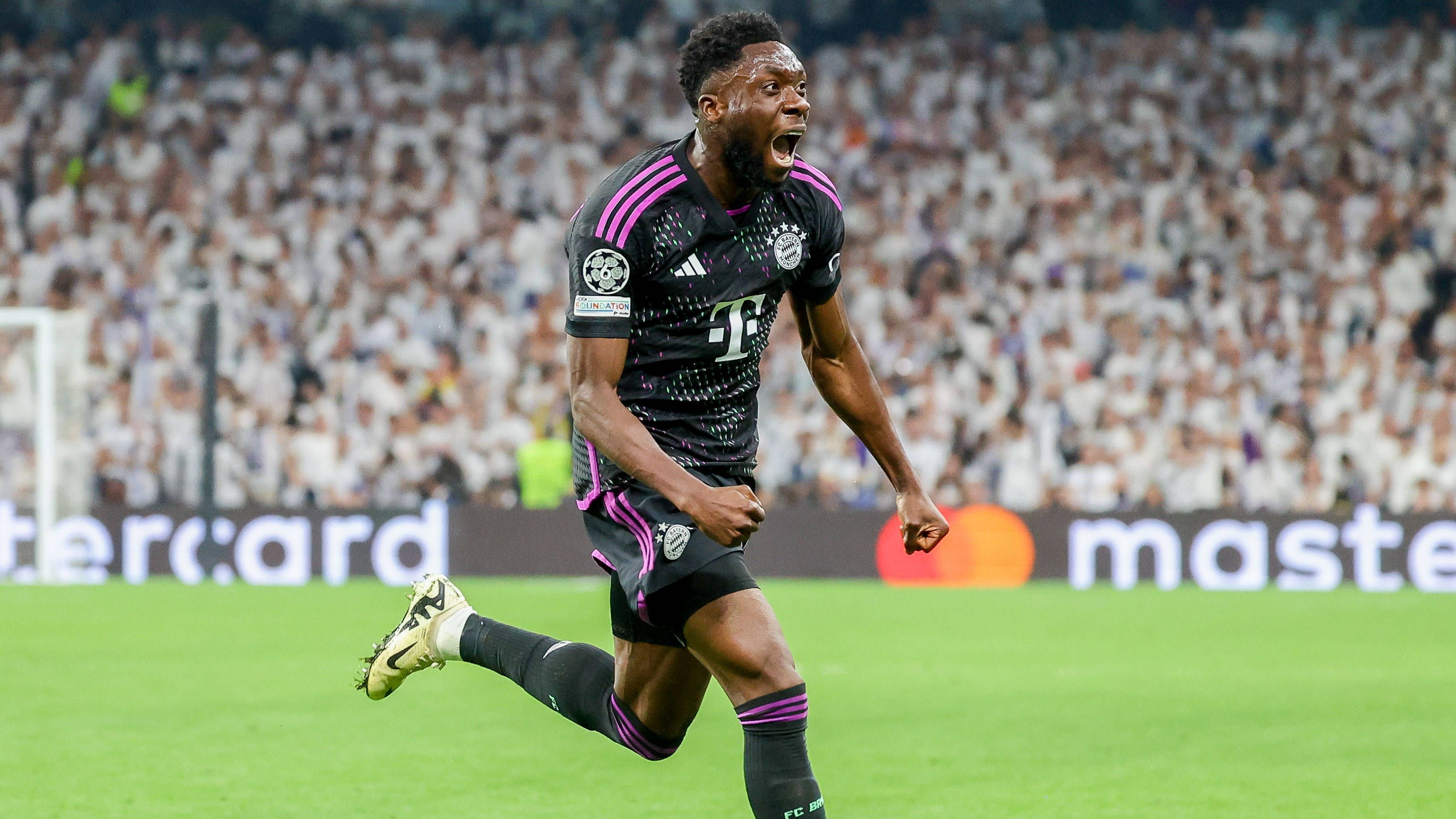 <strong>Alphonso Davies</strong><br>Die Frage ist aber natürlich, ob die Trainer-Frage Davies überhaupt noch groß tangiert. Es deutet schließlich vieles auf einen Wechsel zu Real Madrid hin, wodurch das Thema hinfällig wäre. Es wäre aber schon möglich, dass beispielsweise eine Flick-Rückkehr die Chance auf einen Verbleib erhöhen könnte. Der Stern des Kanadiers ging immerhin unter dem Triple-Coach auf.